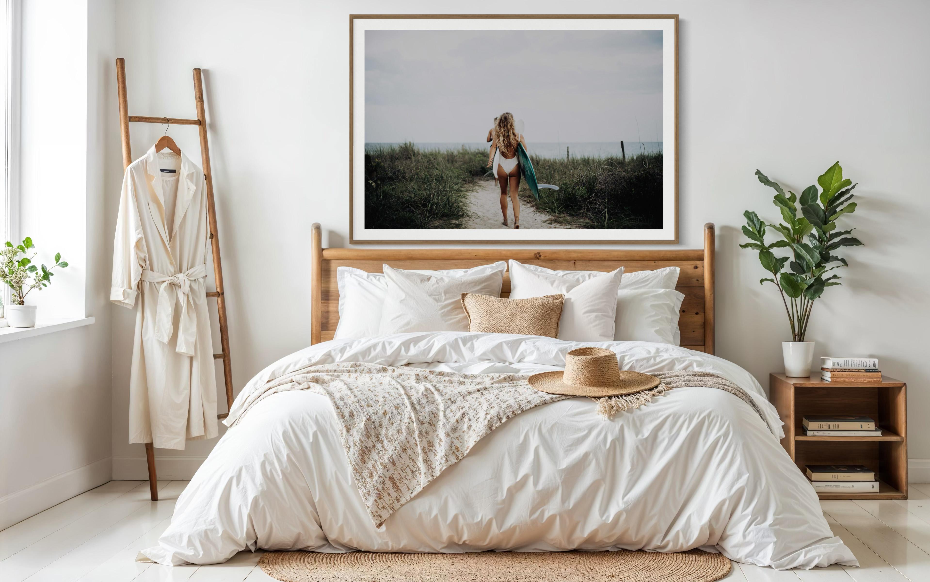 Photographies de plage, impressions océaniques, photographies de surf-Oceanside Babe 914 - Print de Addison Jones