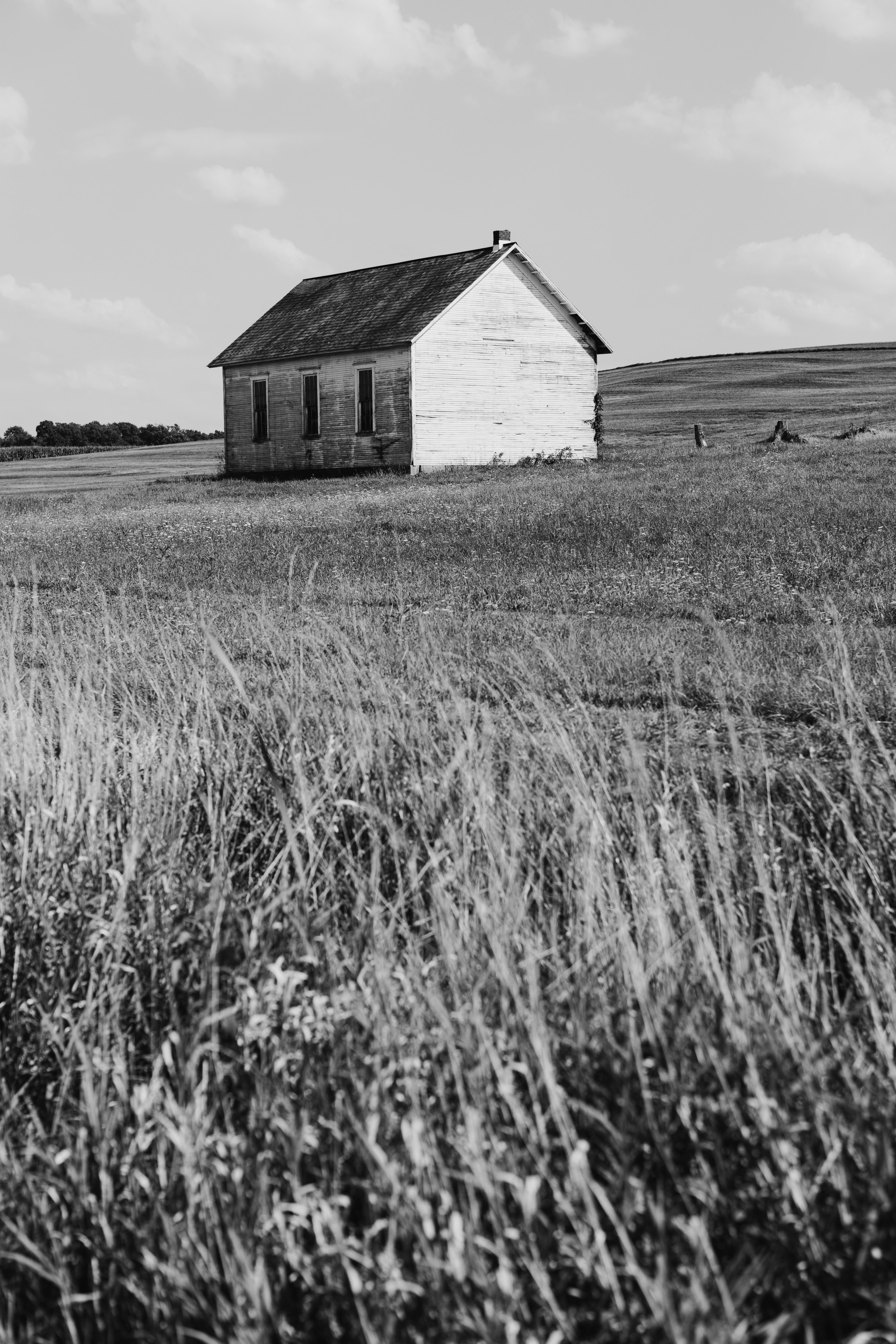 Addison Jones Black and White Photograph – Schwarz-Weiß-Fotografie, Scheunendruck, Landschaftsdruck – unbestimmte Harmonie