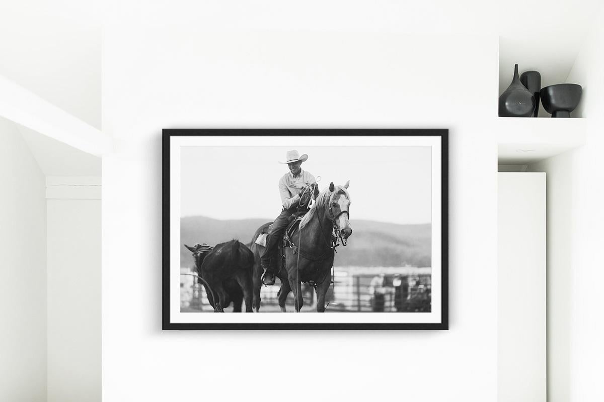 „Carefree Country“, Schwarz-Weiß-Fotografie, Weiß-Schwarz-Weiß-Fotografie, Rodeo-Kunst – Print von Addison Jones