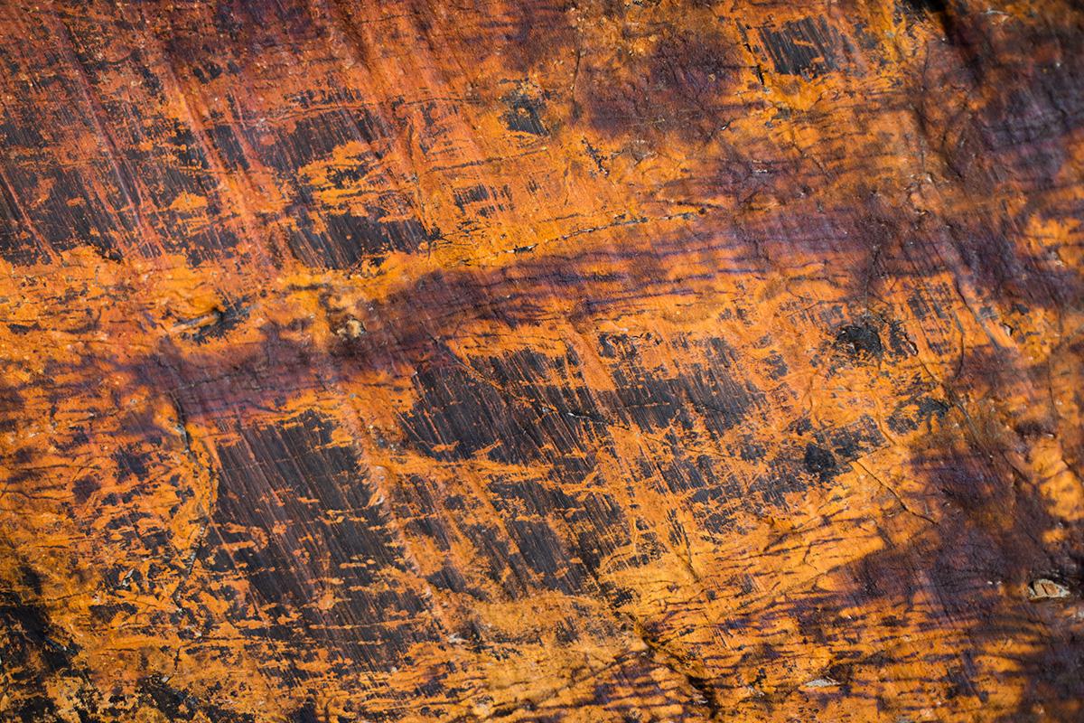 Landscape Print Addison Jones - Photographies encadrées, estampes de paysages, estampes de roches orange-Strokes of Lava