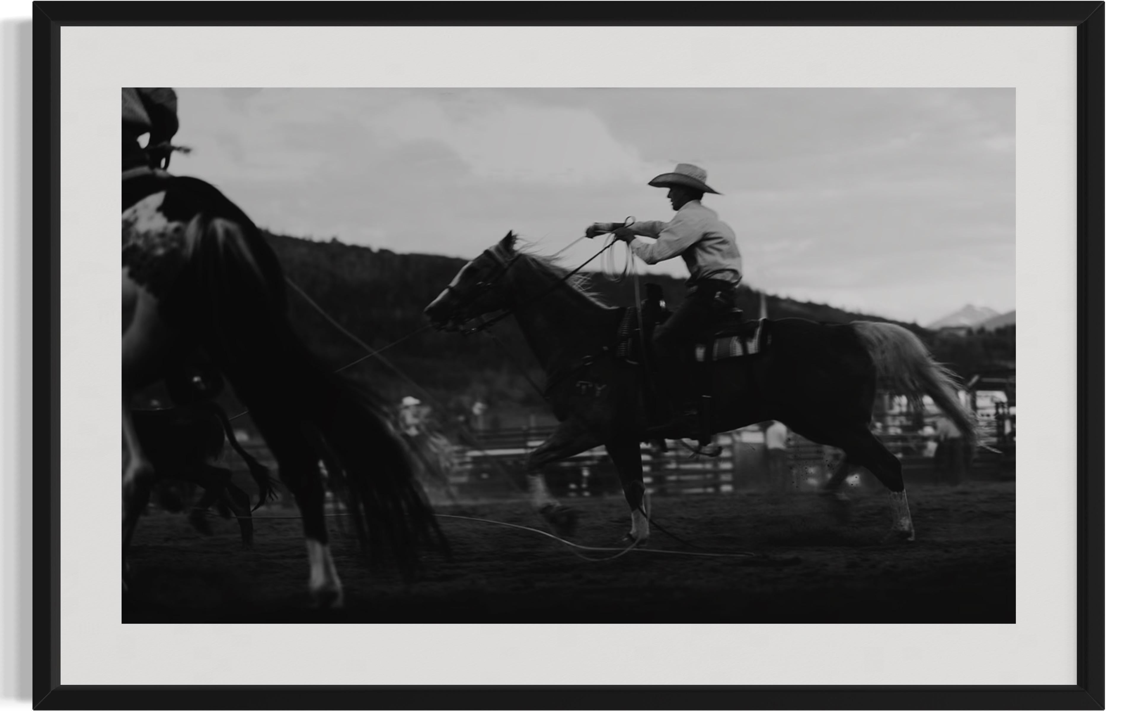 Addison Jones Black and White Photograph – „Gallant Gallup“, Rodeo-Fotografie, signierter Druck in limitierter Auflage, 2022
