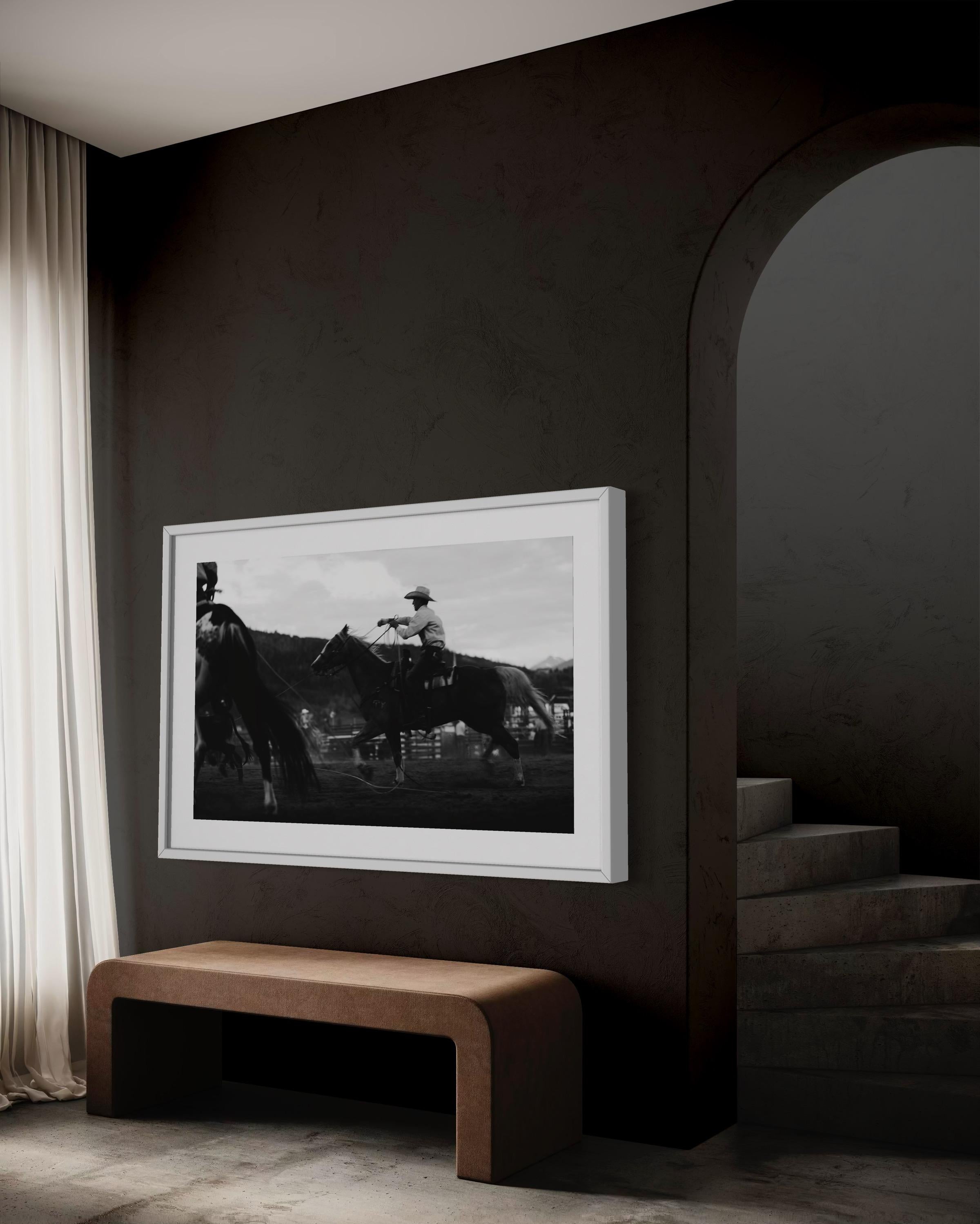 Photographie de rodéo, photographie en noir et blanc, photographie de chevaux-Gallant Gallup - Noir Animal Print par Addison Jones