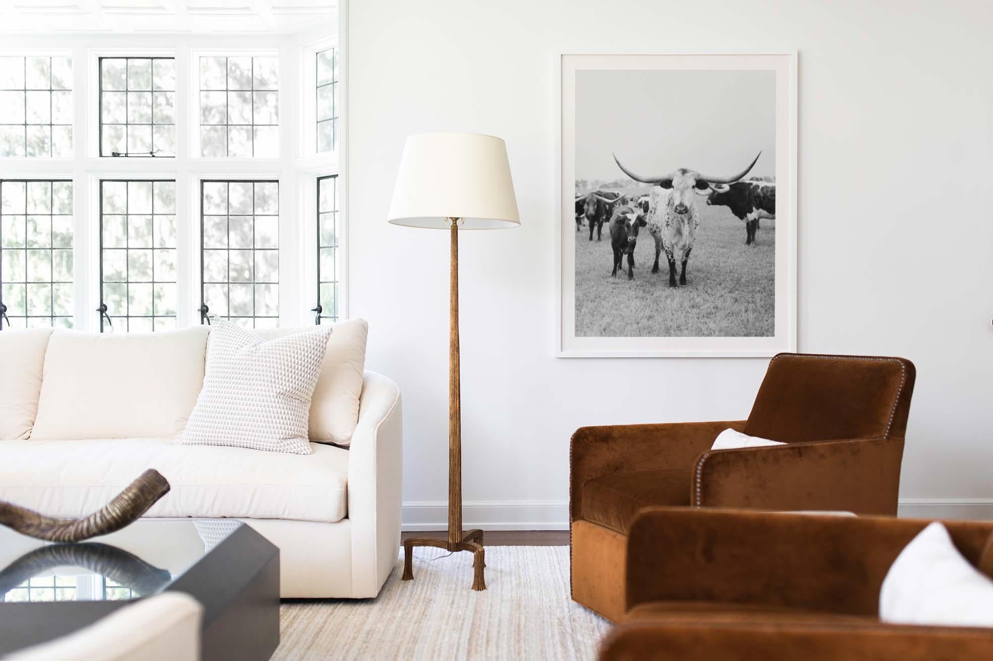 Arte de pared Longhorn de Texas, Arte del Oeste, Impresiones en blanco y negro-Sombras de Shiloh - Print de Addison Jones