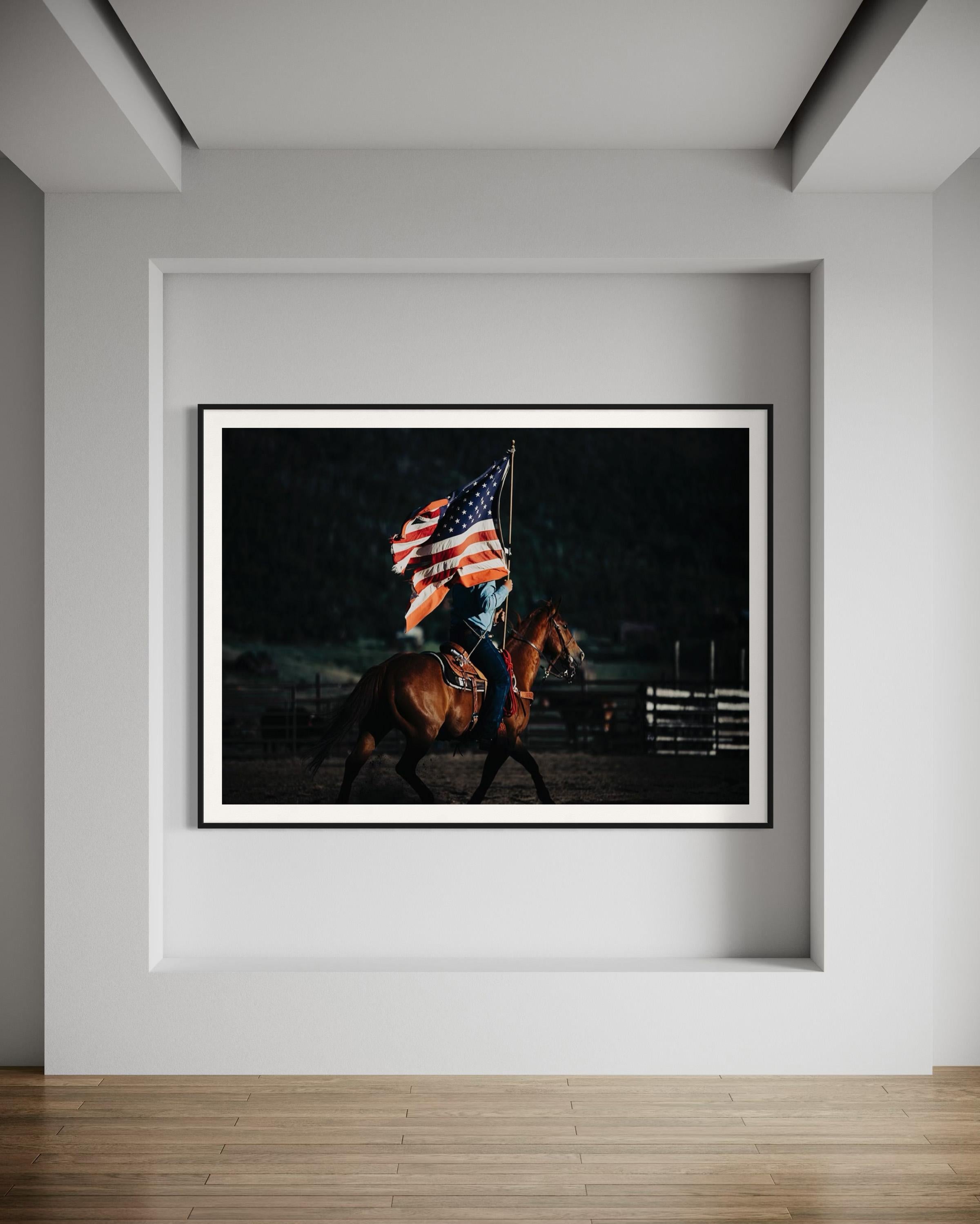 Art occidental, photographies de rodéo, estampes de chevaux - « We Run the Night » - Noir Color Photograph par Addison Jones