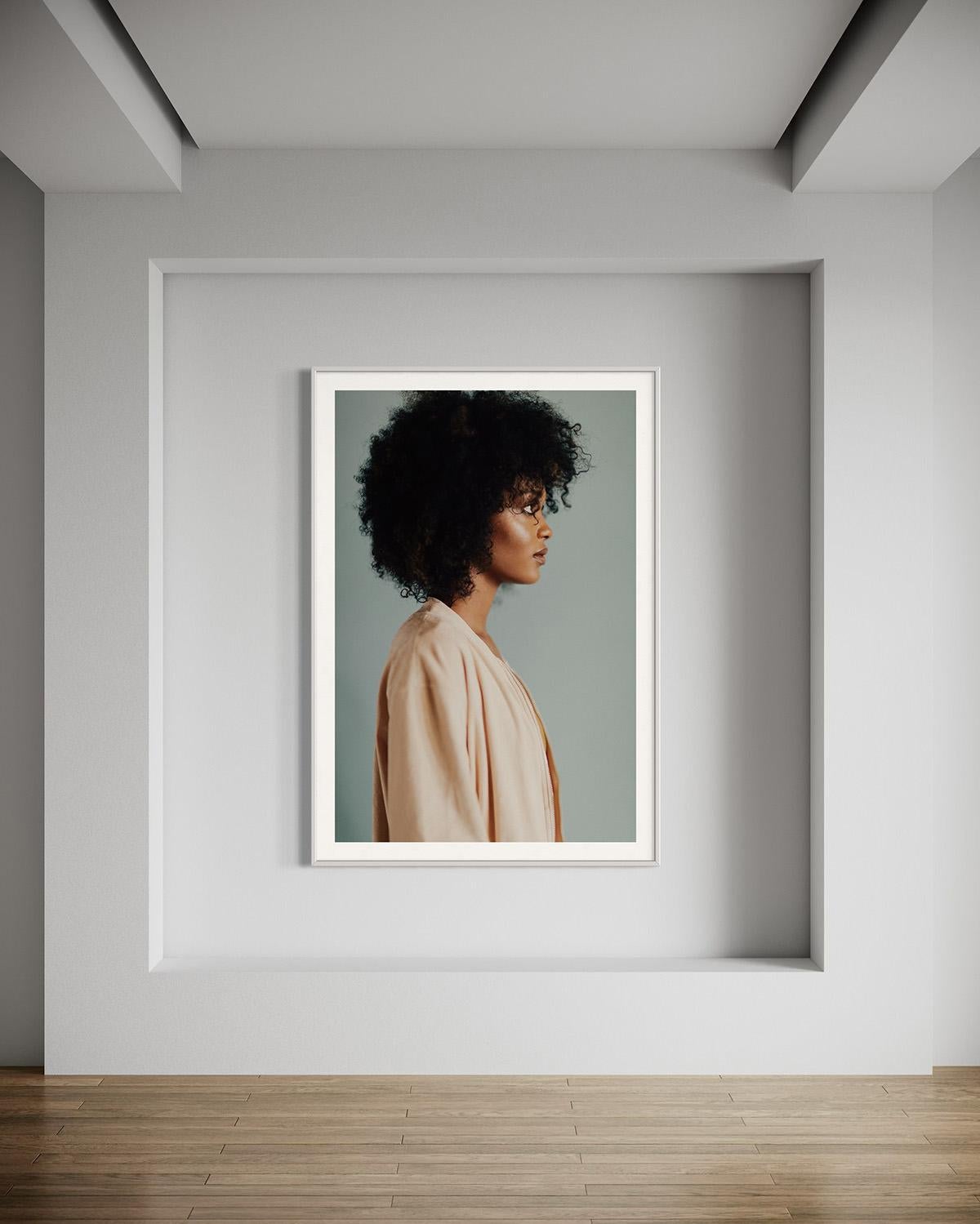 Fotografía moderna de retratos, Impresiones artísticas, Impresiones de retratos-Mira a la izquierda - Photograph Contemporáneo de Addison Jones