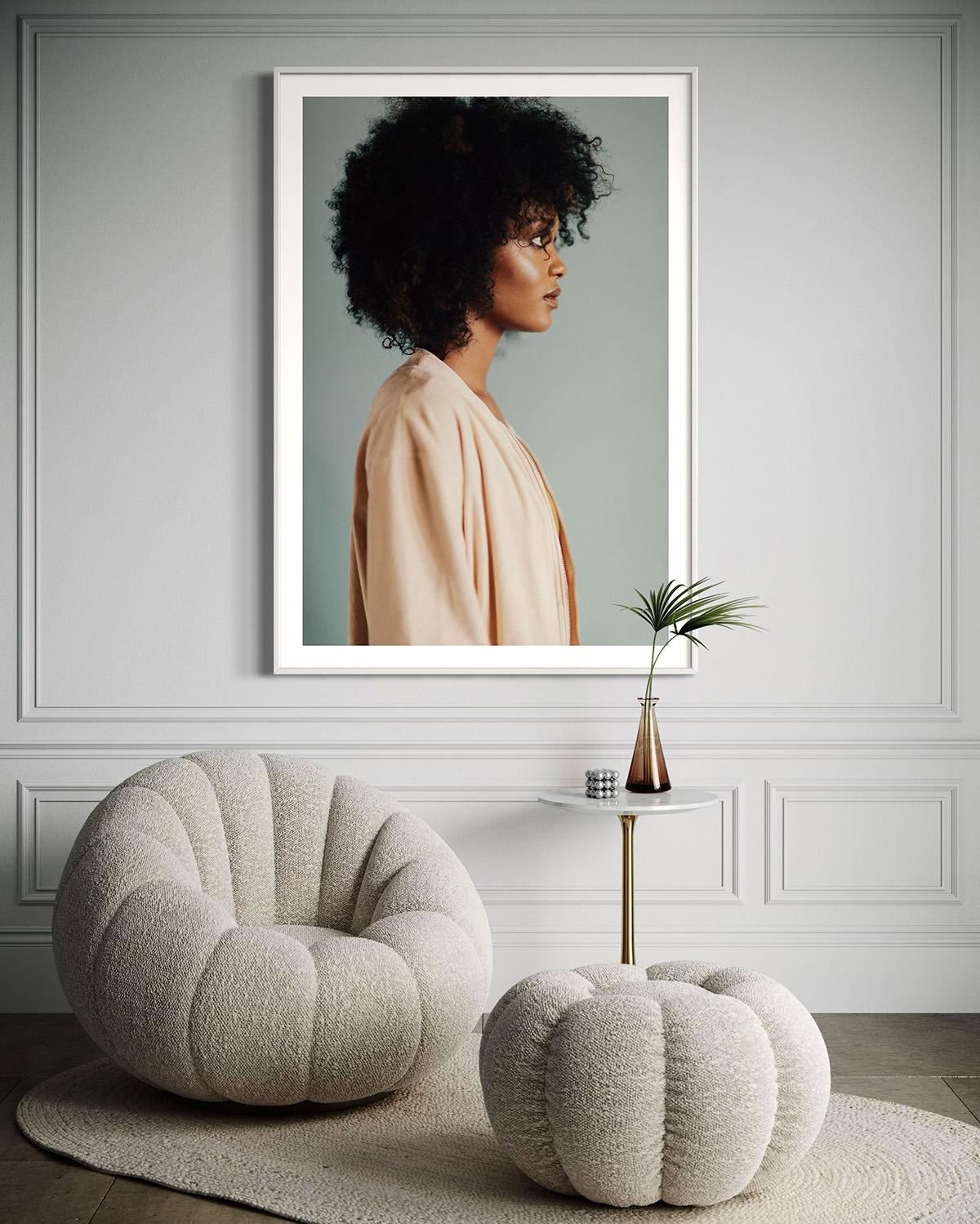Fotografía moderna de retratos, Impresiones artísticas, Impresiones de retratos-Mira a la izquierda - Portrait Photograph Gris de Addison Jones