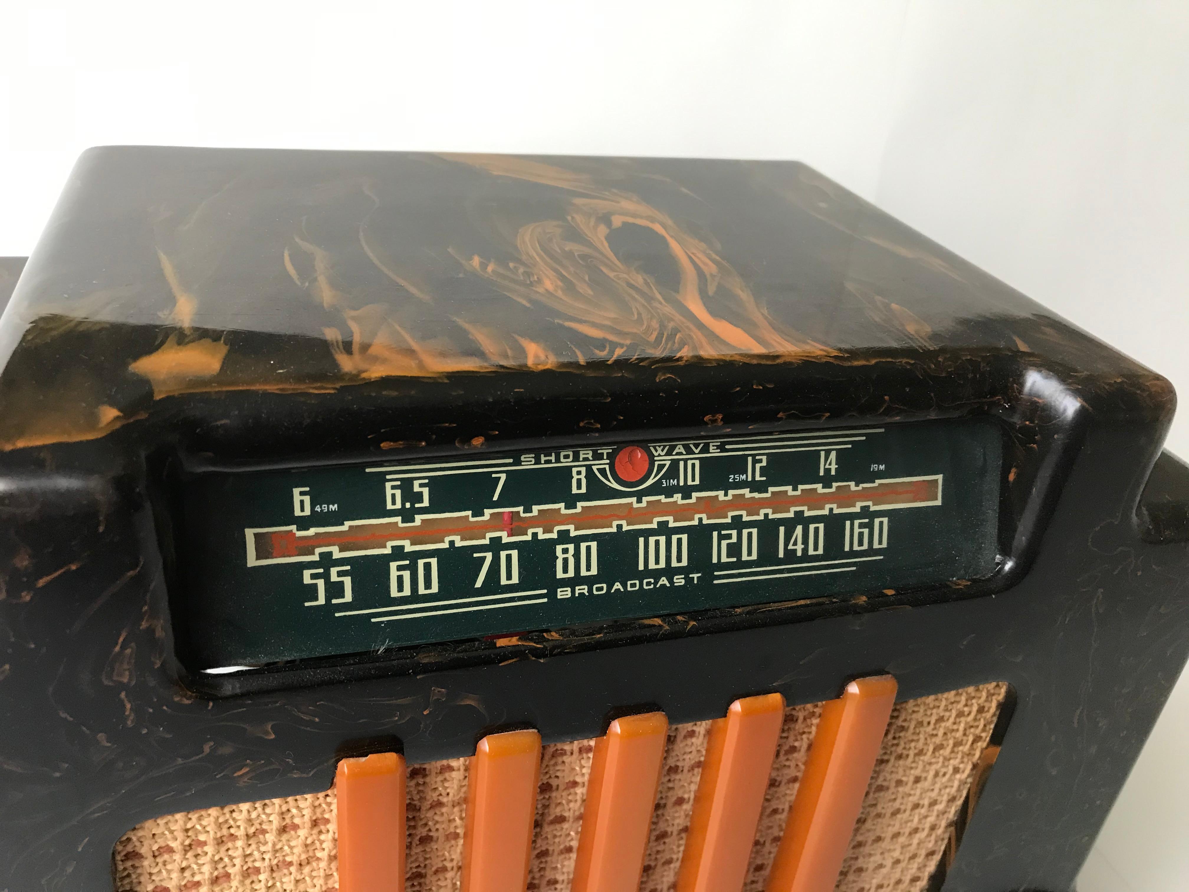 Addison Modell 5 Schwarzes und gelbes Catalin-Röhren Radio, 1940 (Art déco) im Angebot