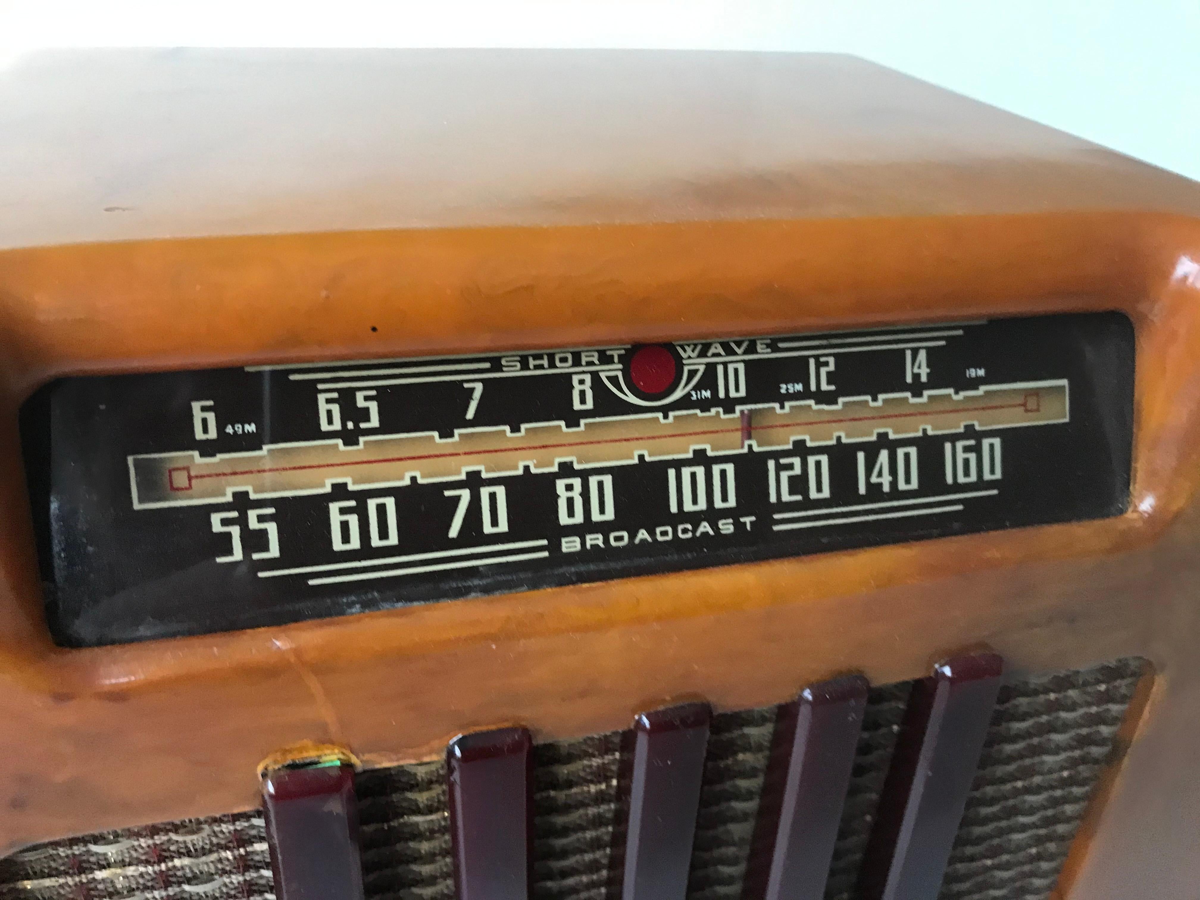 Addison Modell 5 Butterscotch und Maroon Catalin Tube Radio, 1940 (Art déco) im Angebot
