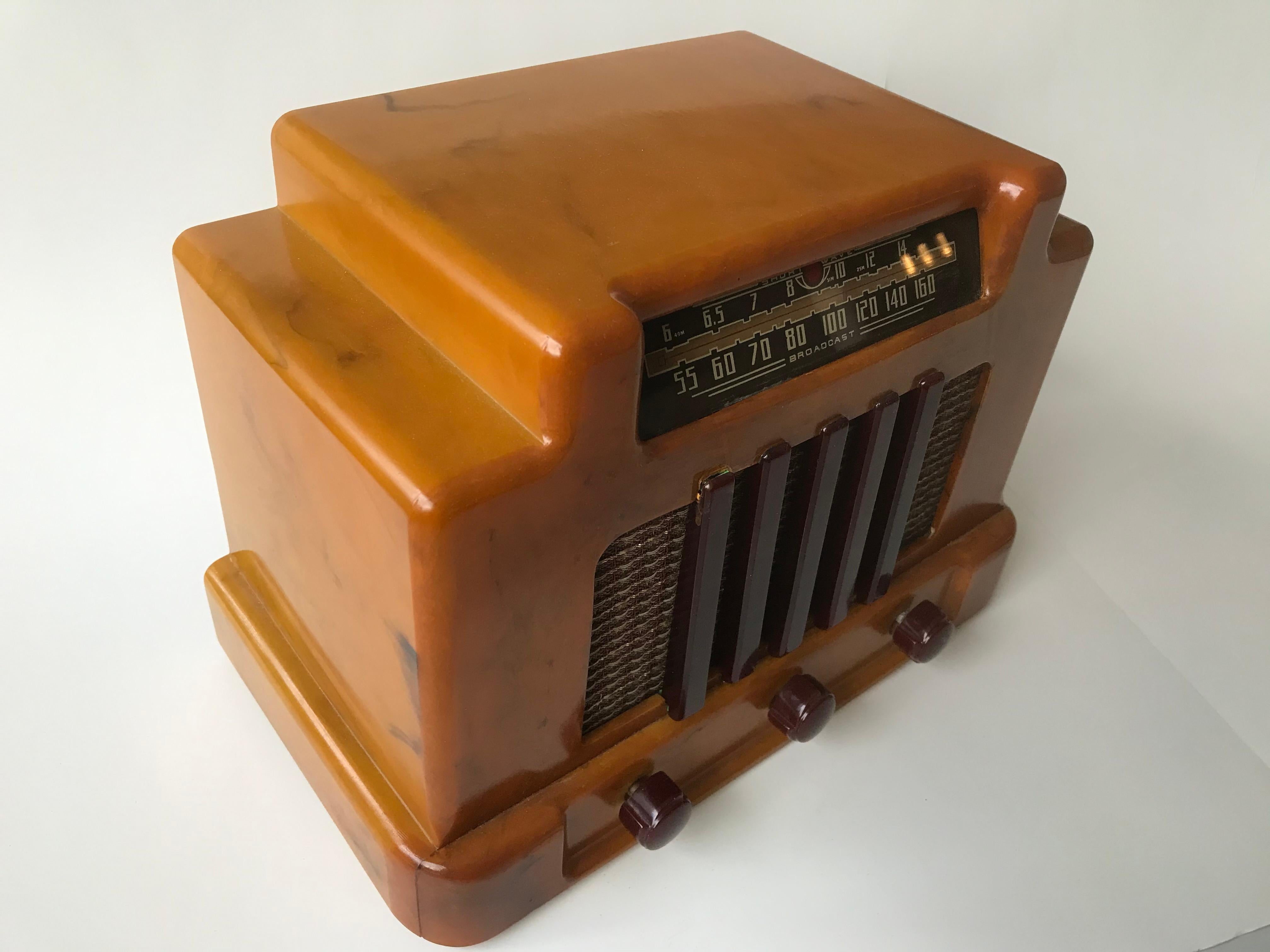Addison Modell 5 Butterscotch und Maroon Catalin Tube Radio, 1940 (Kanadisch) im Angebot