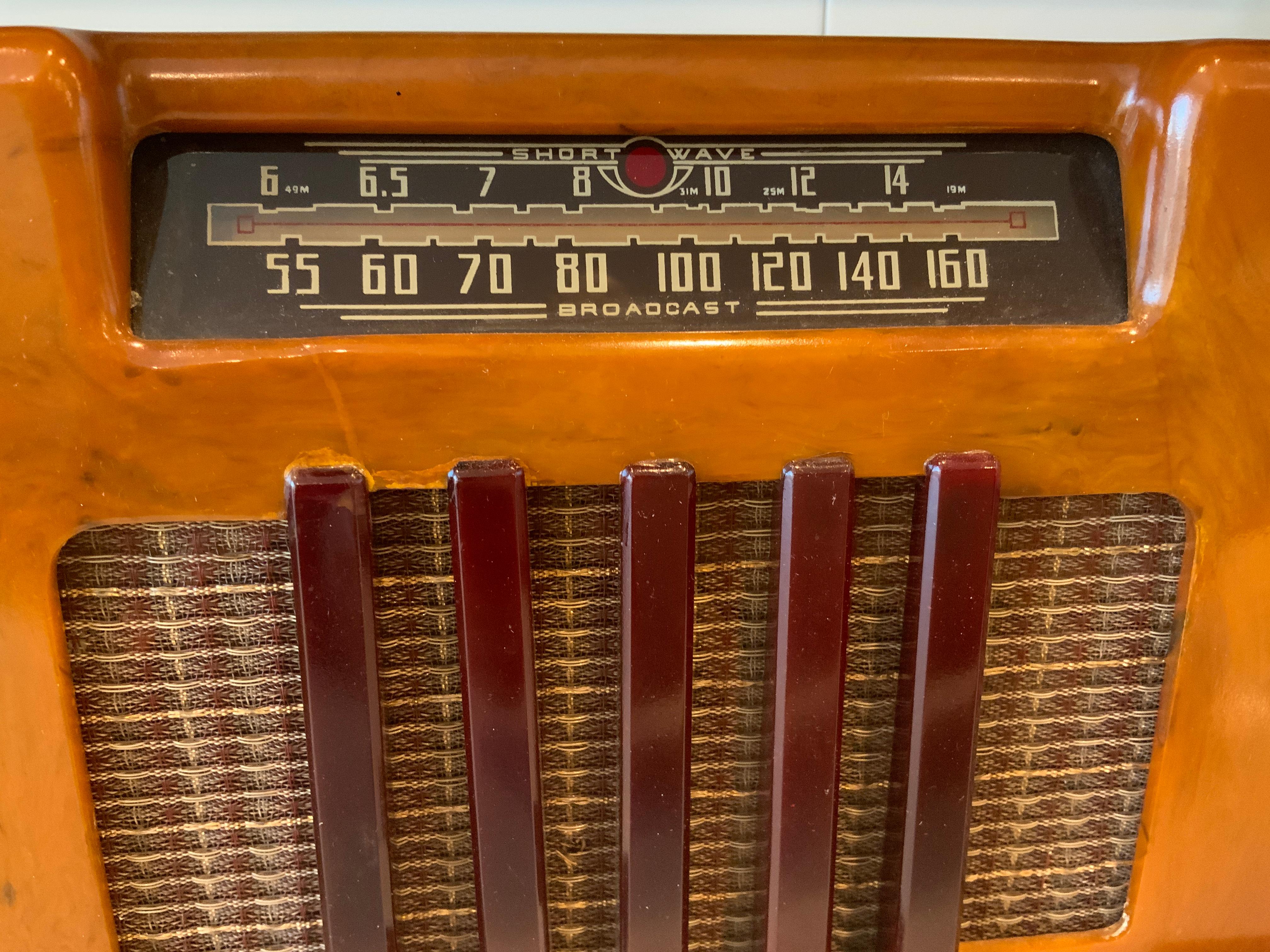 Addison Modell 5 Butterscotch und Maroon Catalin Tube Radio, 1940 (Kunststoff) im Angebot