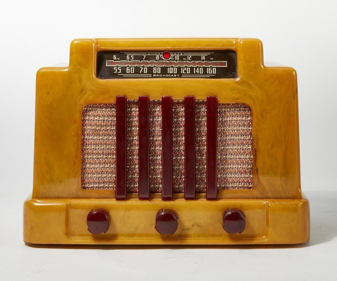 Dieses Vintage-Röhrenradio im Art-Déco-Stil wurde um 1939 von der Addison Industries Ltd. in Kanada hergestellt. Es handelt sich um das Modell 5D von Addison, das Sammlern auch als 
