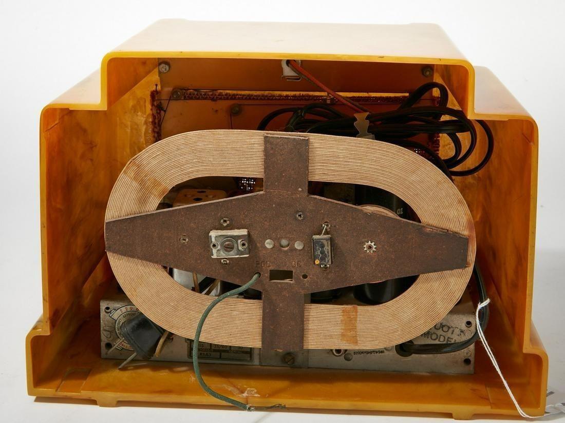 Addison Modell 5D Rotes Butterscotch-Marmoriertes Catalin 'Courthouse' Röhren Radio mit Butterscotch-Modell (Moderne der Mitte des Jahrhunderts) im Angebot