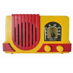 Radio à tubes Addison Model Two "Waterfall" en résine phénolique rouge et moutarde