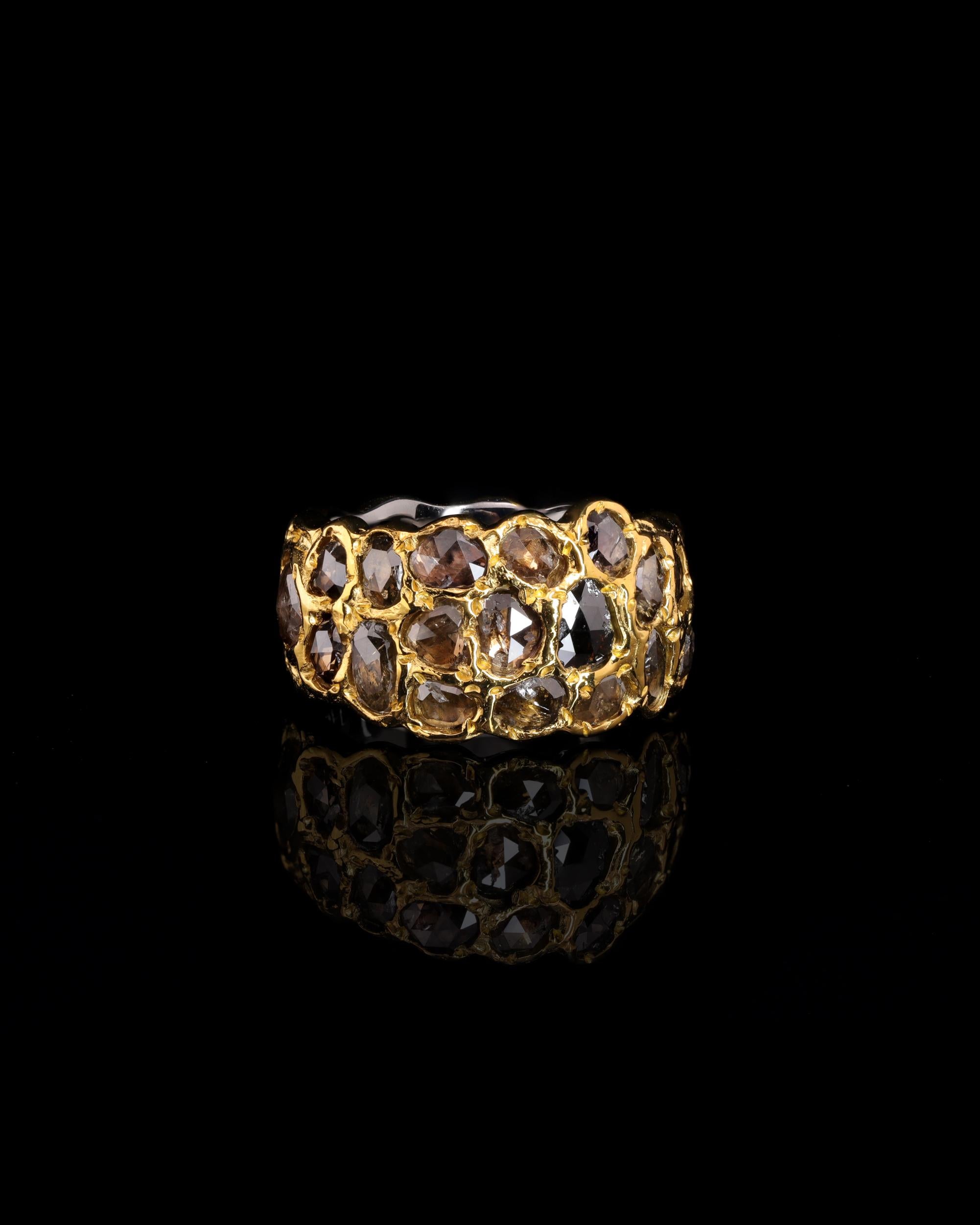 Featuring an exquisite array of raw diamonds, this trinity segmented ring is a true masterpiece. Each diamond is carefully selected and hand-set, creating a stunning contrast with the metal waves that surround them. Just like magma makes its way