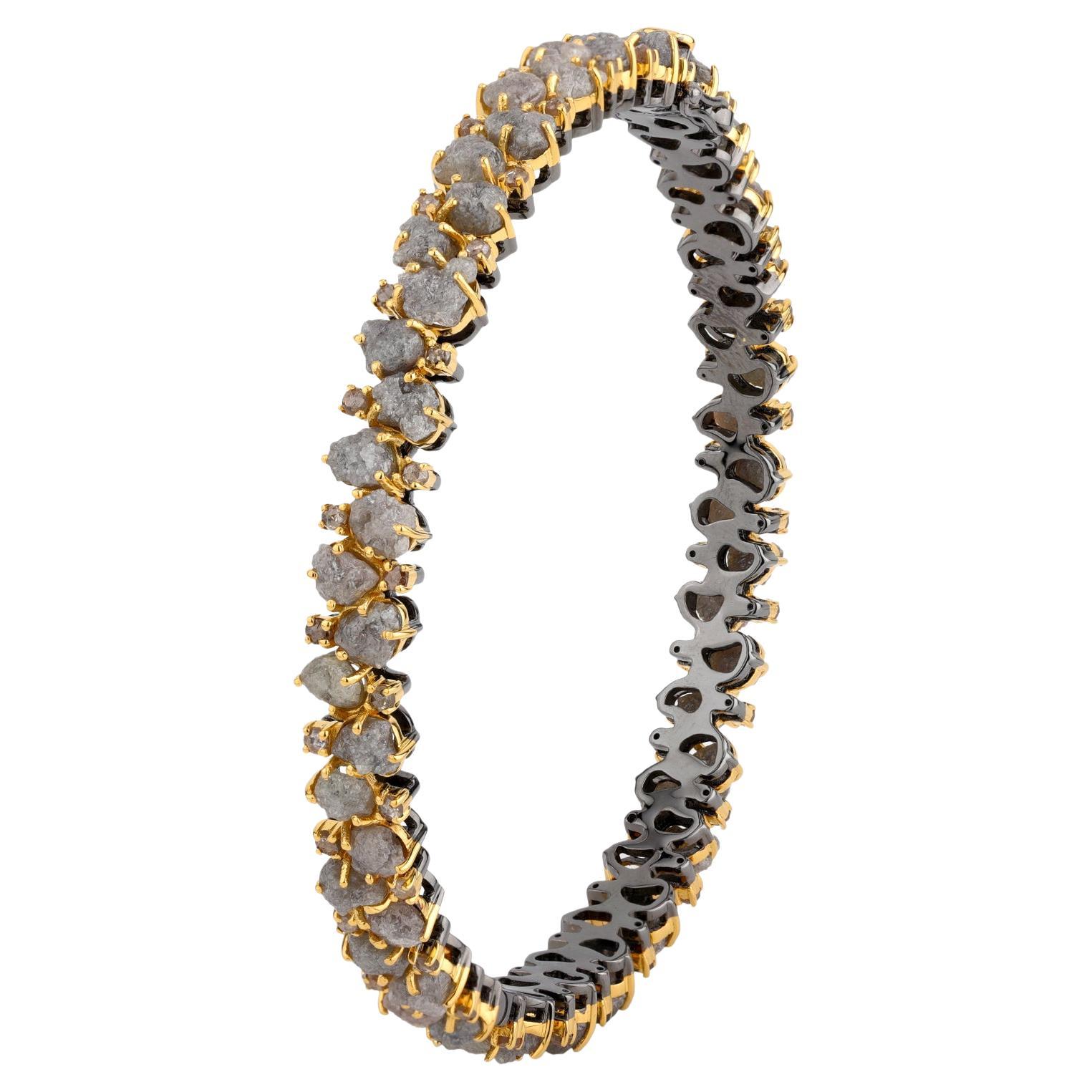 Brazalete de uso diario A.deitiy fabricado con plata de ley reciclada y diamantes minados