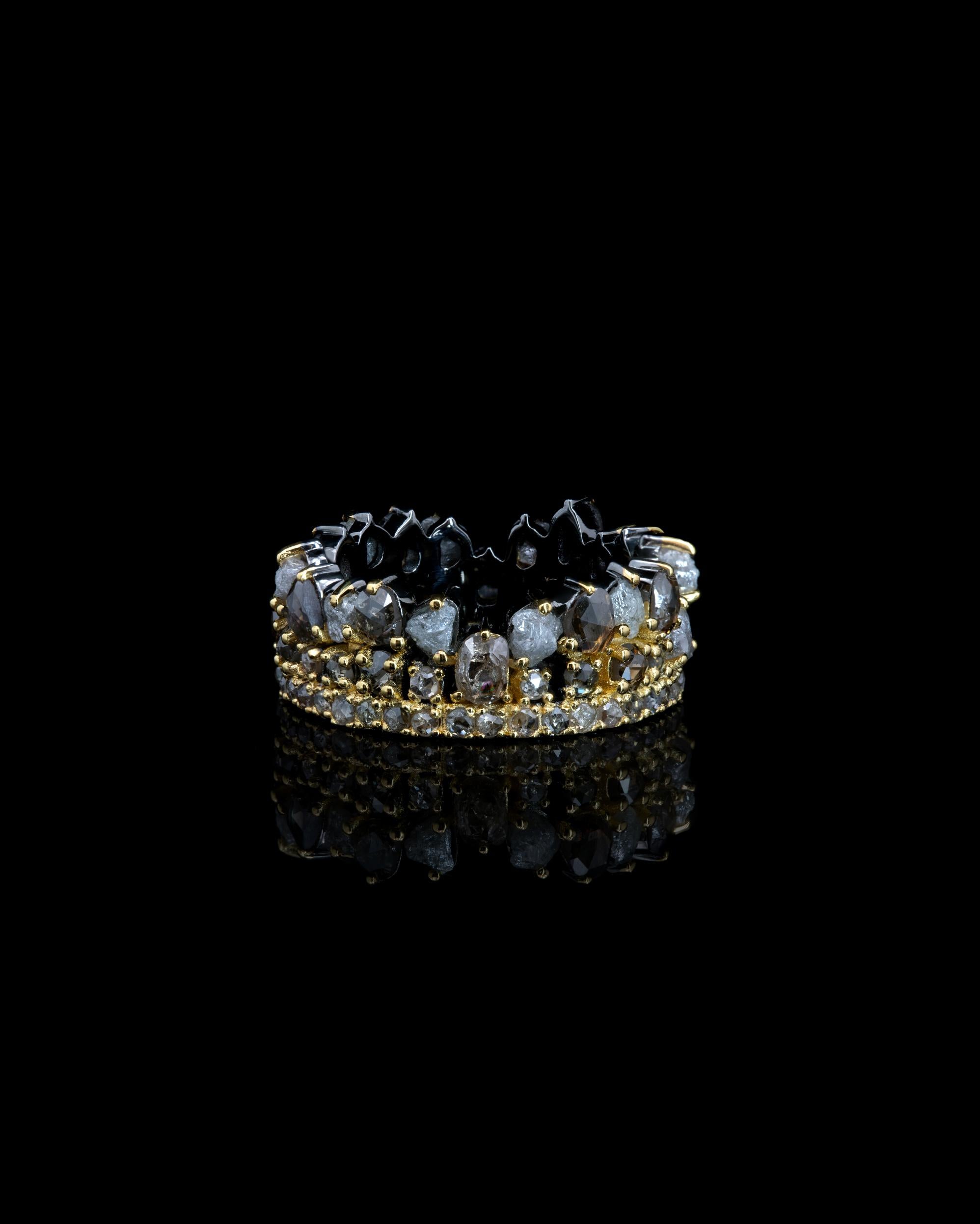 Nutzen Sie die Kraft der unendlichen Schönheit mit unserem Myriad Ring aus der begehrten Eternity Collection'S. Tadellos handgefertigt, erzählt jedes exquisite Detail eine fesselnde Geschichte von Eleganz und Anmut. Verziert mit einer Vielzahl von