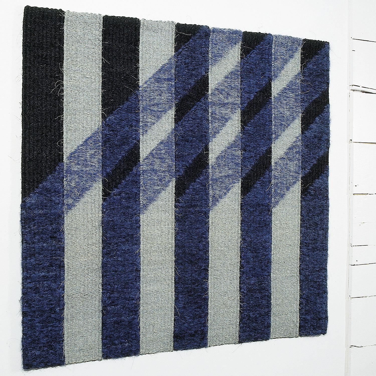 Angled Blue, Zeitgenössischer Geometrischer Wandteppich von Adela Akers im Angebot 3