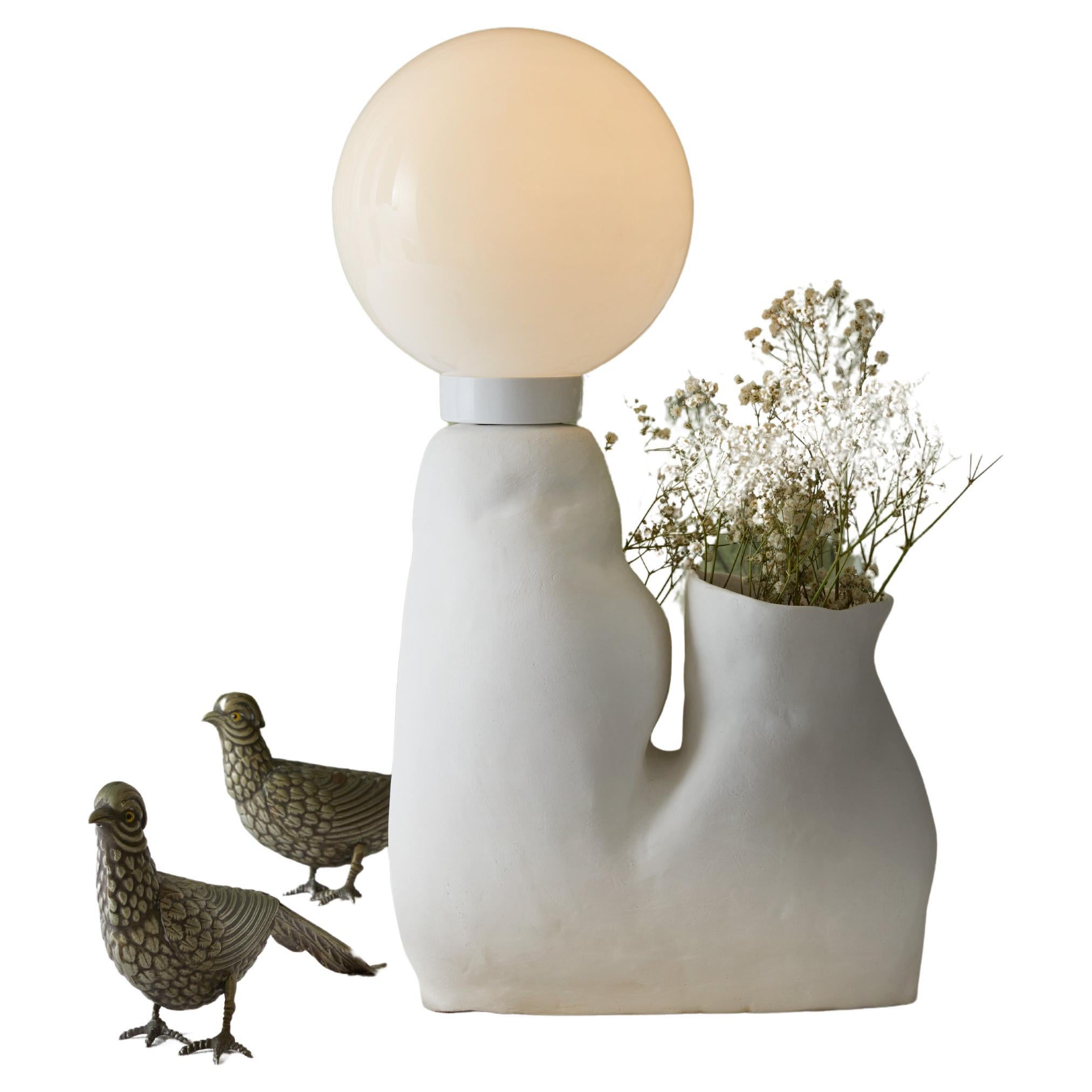 Adela - Lámpara de sobremesa escultórica de gres blanco, con suave pátina mate en venta
