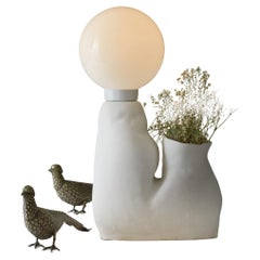 Adela - Lámpara de sobremesa escultórica de gres blanco, con suave pátina mate