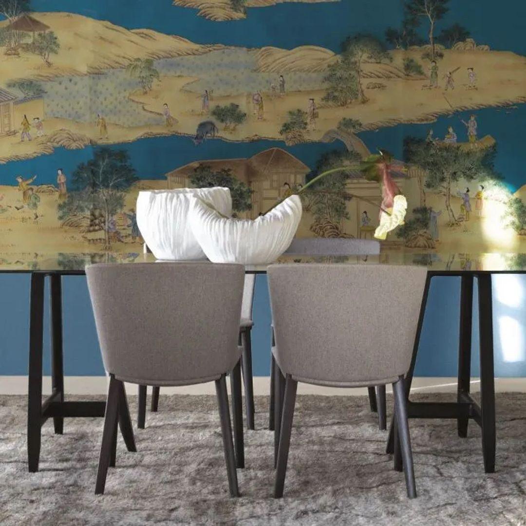 Un juego de mesa de porcelana blanca Bone China diseñado por el artista y diseñador Xie Dong, que ha revisitado, de forma poética, la elaboración de la cerámica tradicional china. La porcelana se procesa para obtener un grosor muy fino: