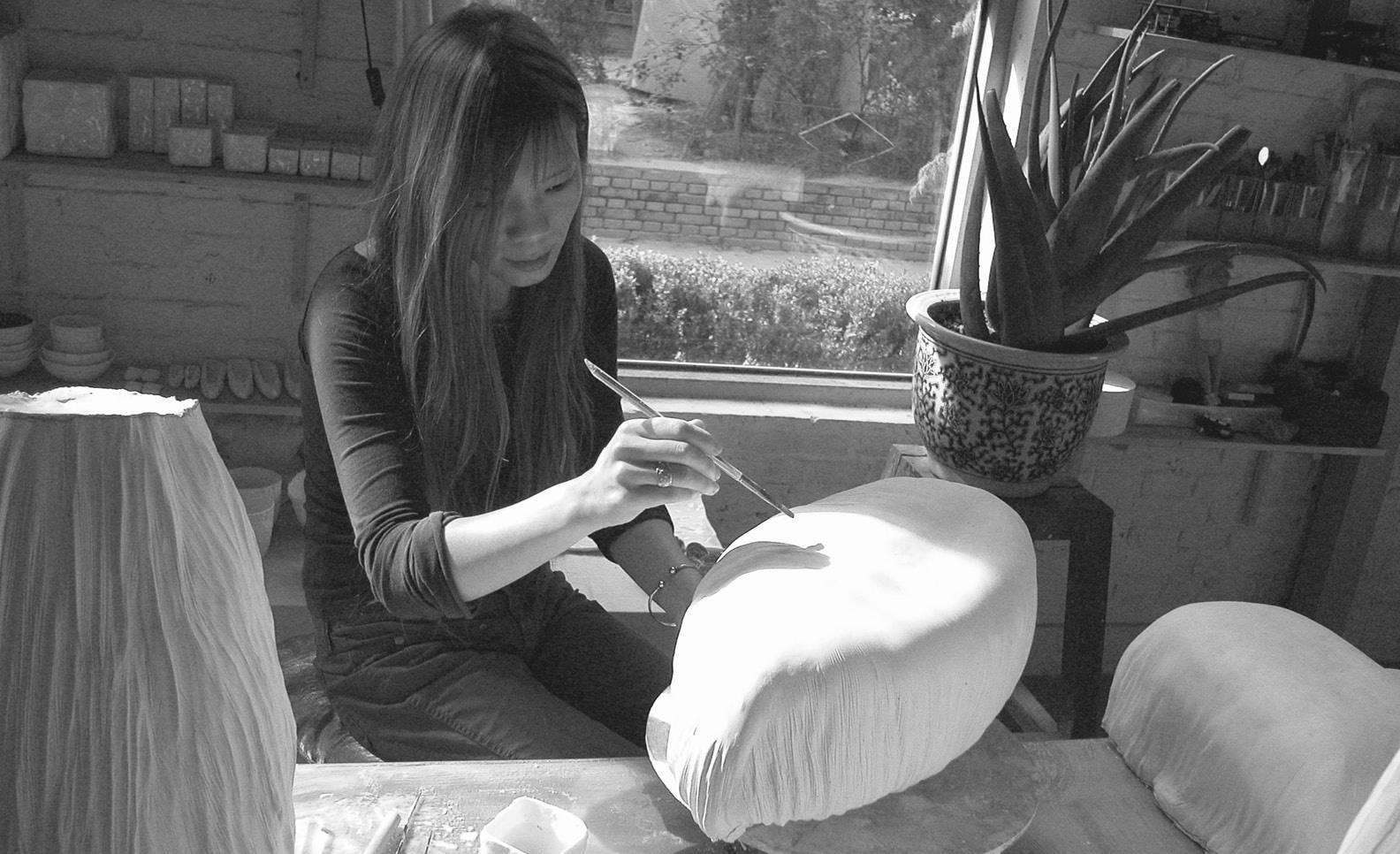 As she experimented with different materials, and due to a special technique, Xie Dong has mandaged to ruffle, and almost pleat, ceramics. She's a true artist, able to translate a deep craftsmanship into poetry.
 