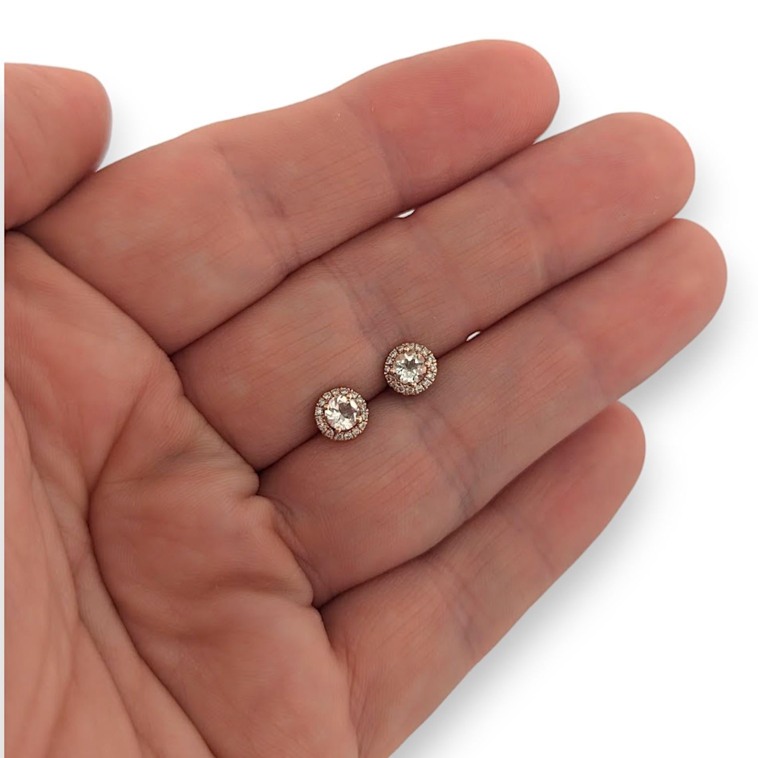 Les boucles d'oreilles Adelaide sont une célébration romantique de la couleur, de la lumière et d'un design intemporel. Réalisées en luxueux or rose 14 carats, ces boucles d'oreilles rayonnantes sont ornées de 2,20 carats de morganite de taille