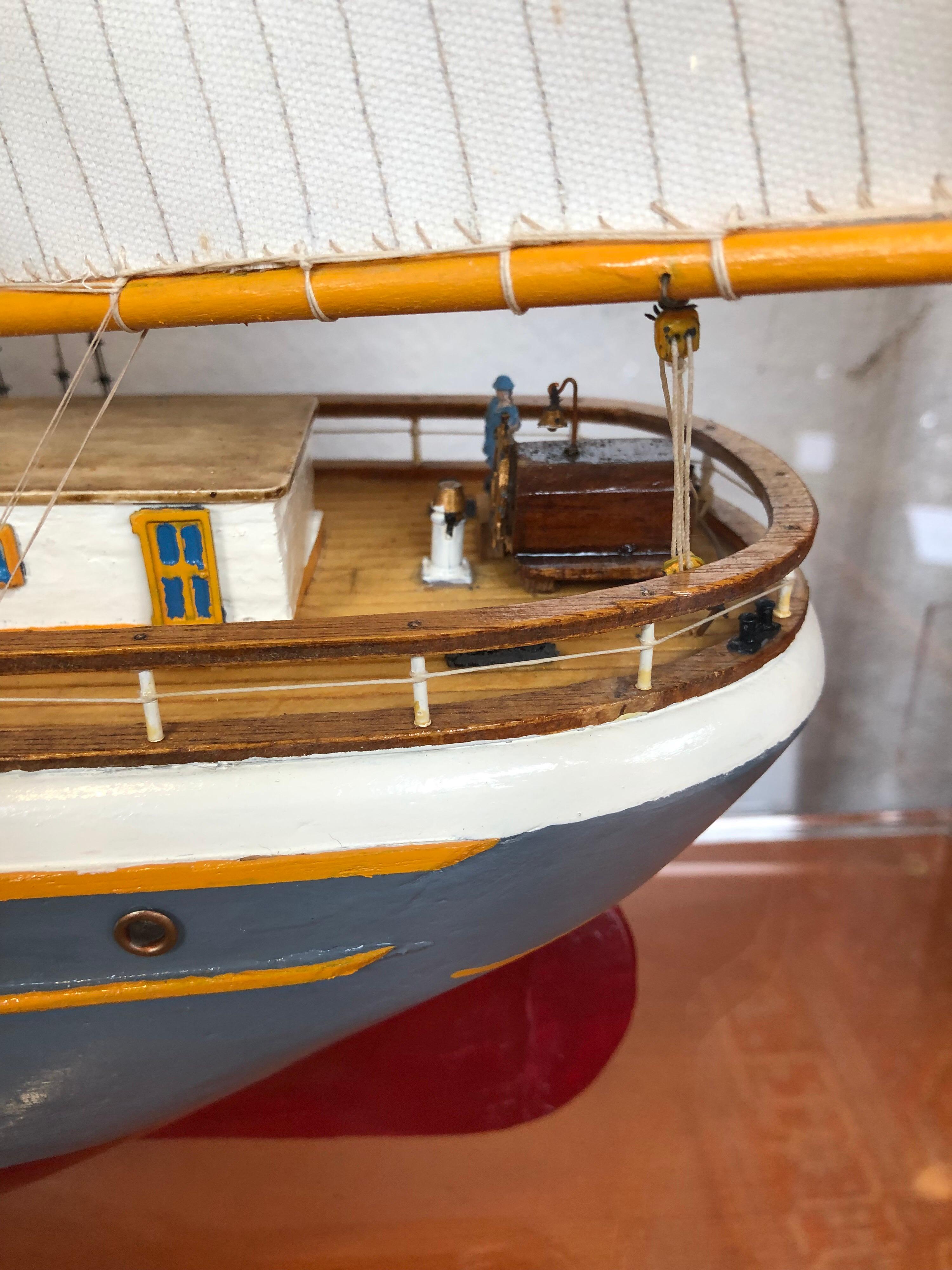 Adelaide Sailing Ship Model and Display (20. Jahrhundert) im Angebot
