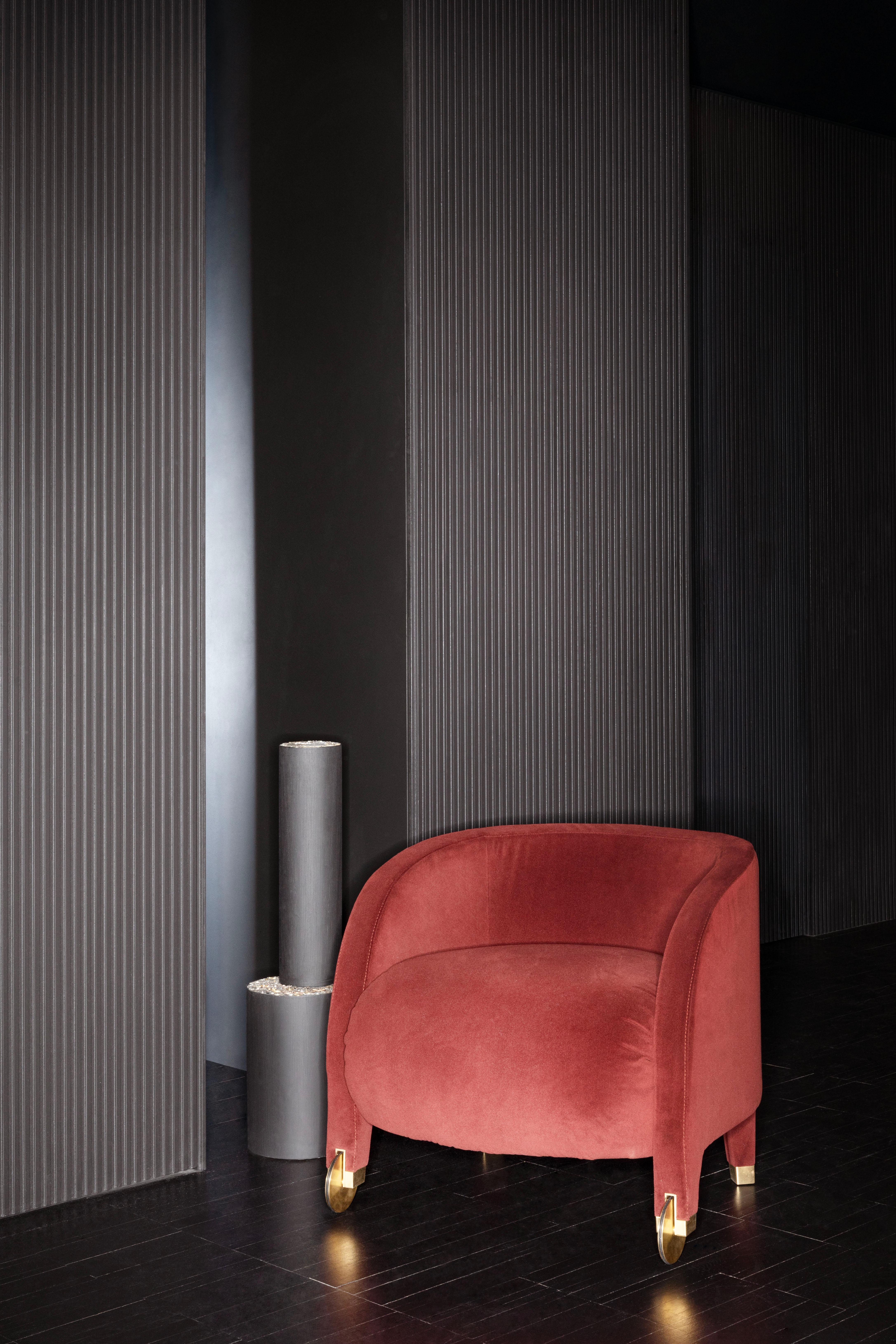 A small armchair, with a deliberately outsized and conspicuous wheel. Adele is soft, round, elegant yet ironic.
Brass and bright colors, curves and tightly stretched fabrics, it could fit into any room and capture attention
in spite of its small