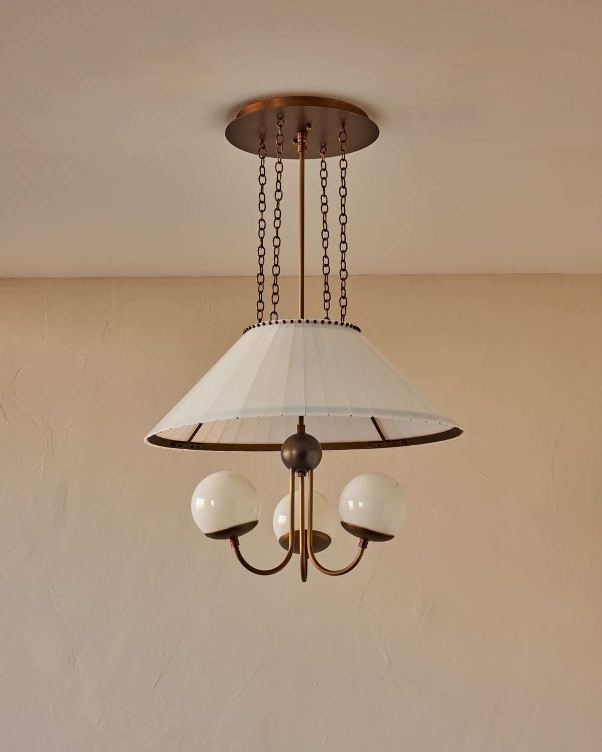 Moderno Lampadario Adele in vetro lattiginoso - 24 in vendita