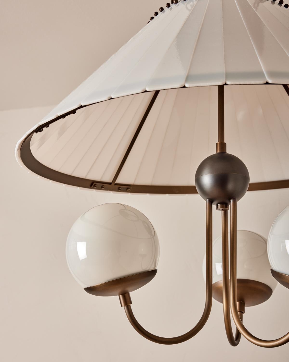 Fatto a mano Lampadario Adele in vetro lattiginoso - 24 in vendita