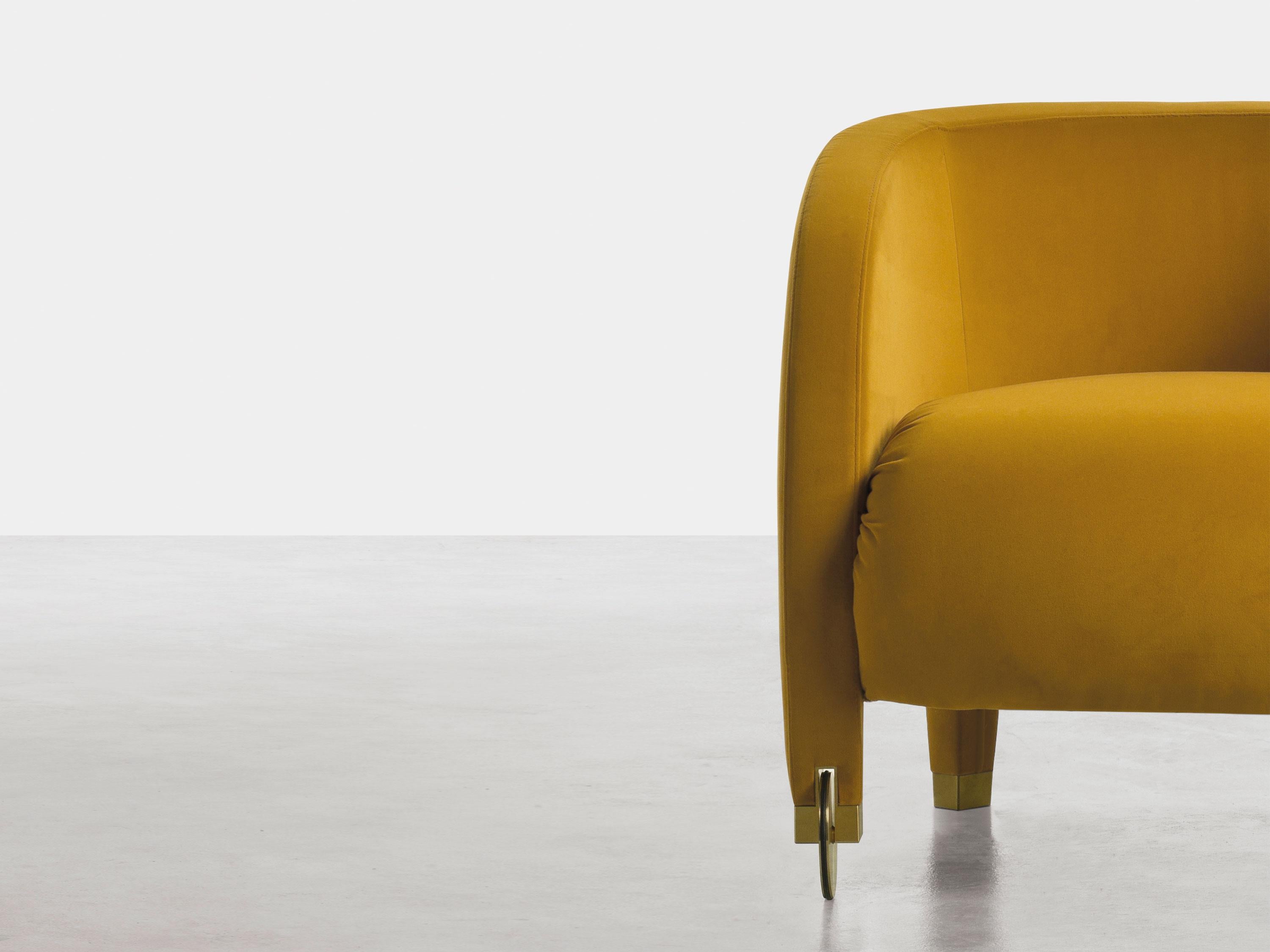A small armchair, with a deliberately outsized and conspicuous wheel. Adele is soft, round, elegant yet ironic.
Brass and bright colors, curves and tightly stretched fabrics, it could fit into any room and capture attention
in spite of its small