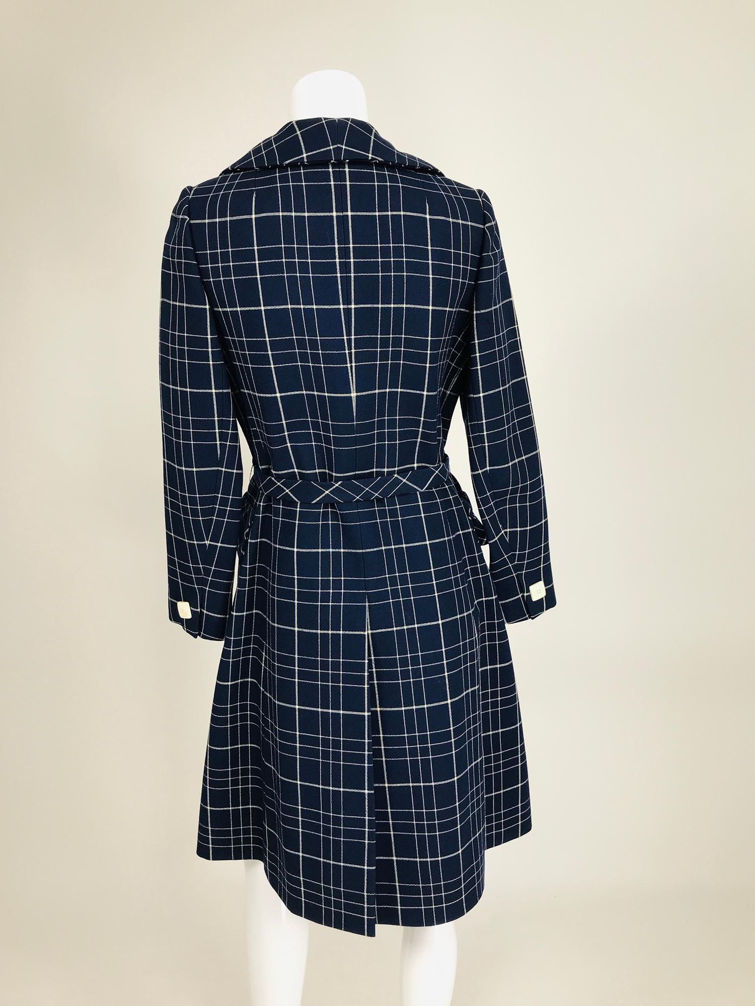 Adele Simpson 1960s Navy & White Wool Plaid  Wrap Coat In Good Condition For Sale In West Palm Beach, FL