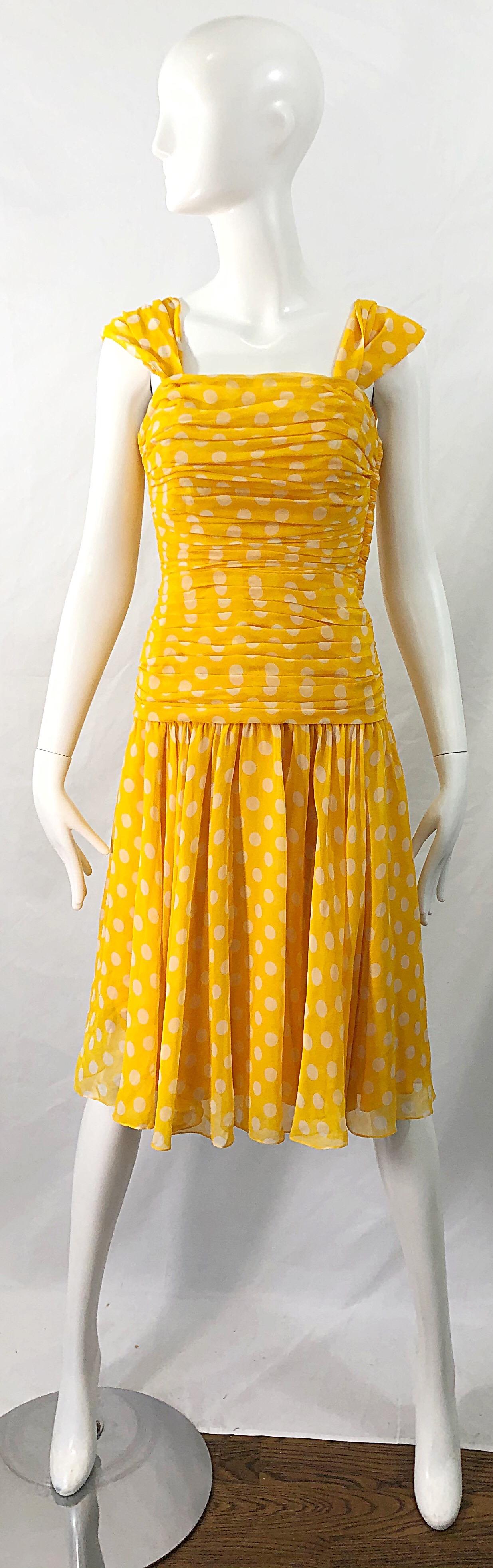 Adele Simpson 1980s Taglia 4 Giallo Bianco Seta Chiffon Polka Dot Vintage 80s Dress in vendita 9