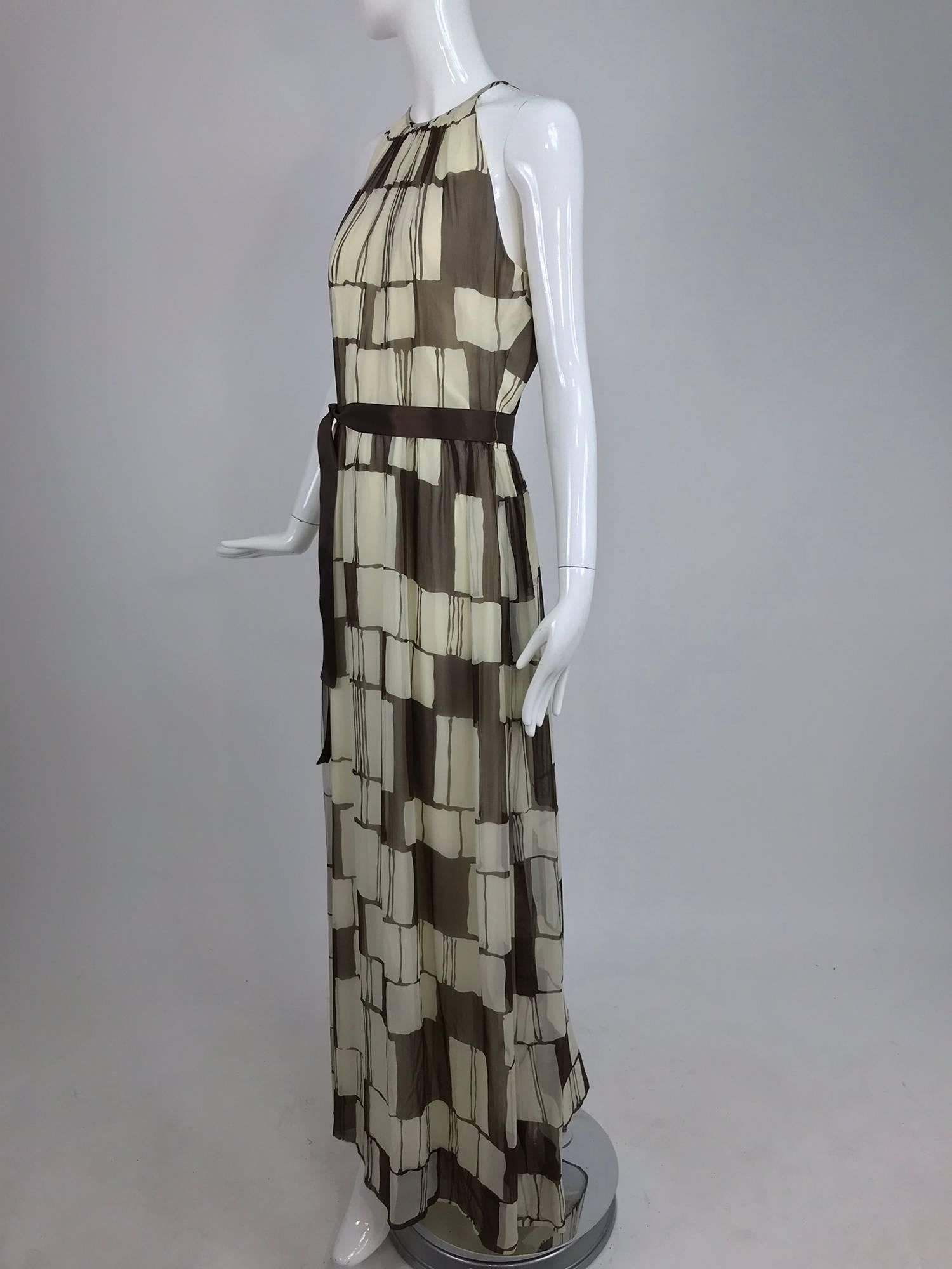 Adele Simpson - Robe longue dos nu en mousseline de soie marron et blanche, années 1970 en vente 5