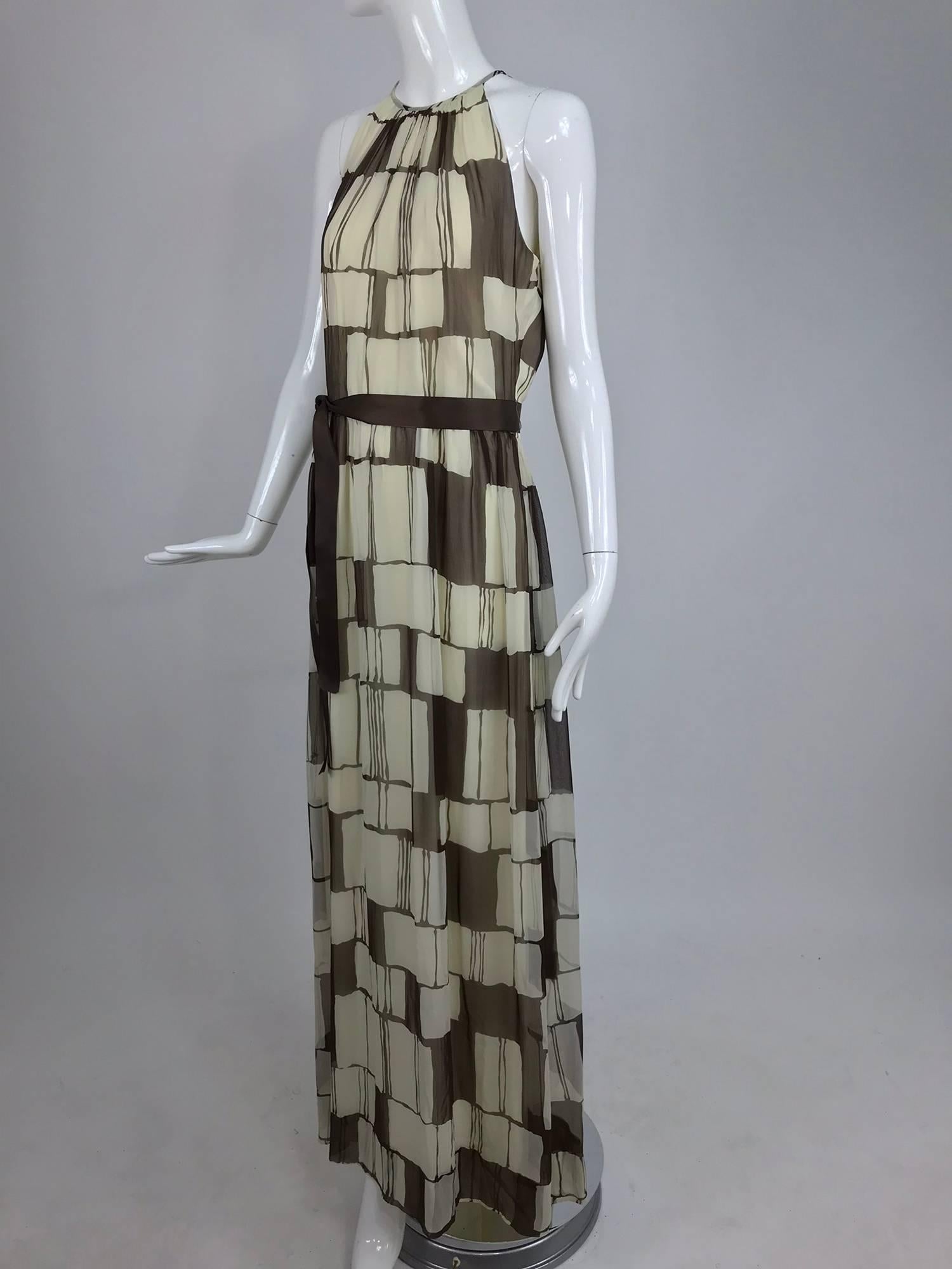 Adele Simpson - Robe longue dos nu en mousseline de soie marron et blanche, années 1970 en vente 6
