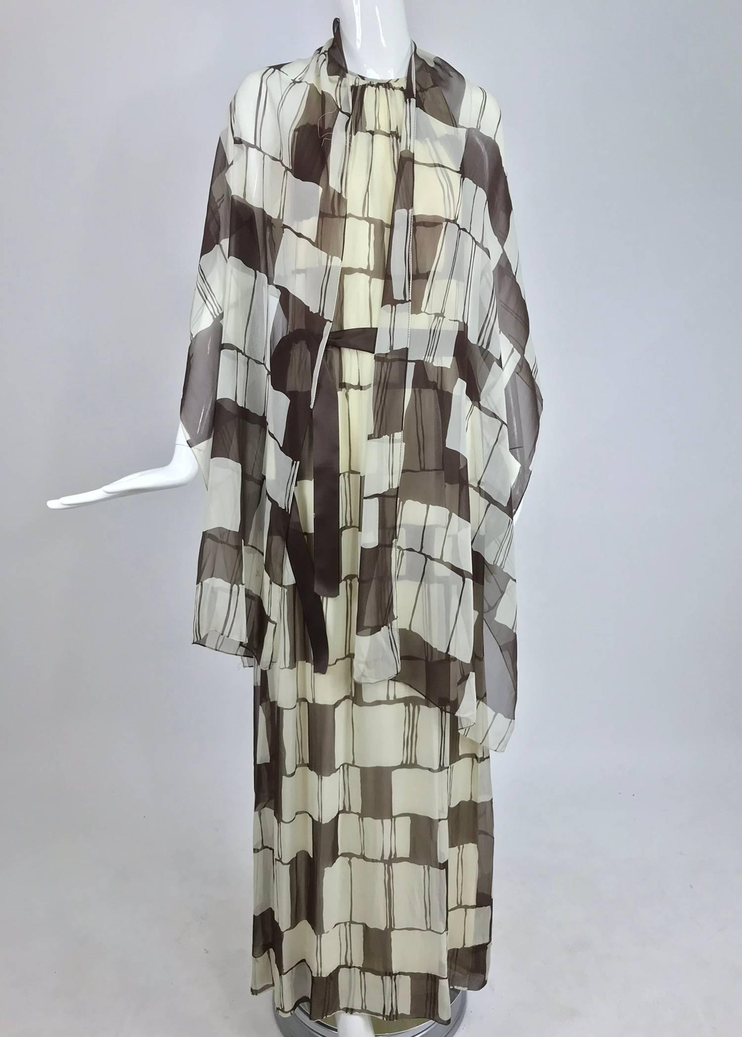 Adele Simpson - Robe longue dos nu en mousseline de soie marron et blanche, années 1970 en vente 7