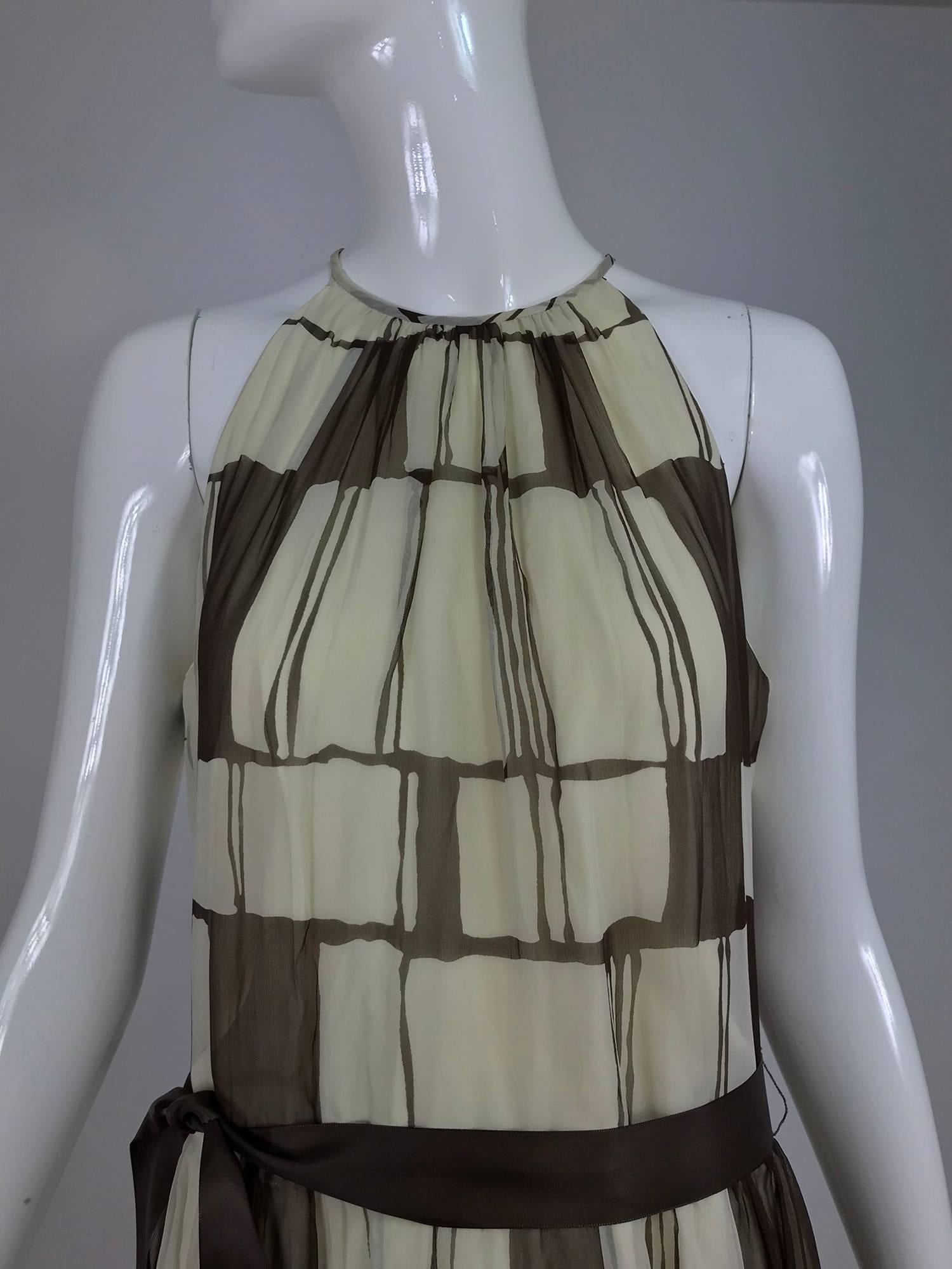 Adele Simpson - Robe longue dos nu en mousseline de soie marron et blanche, années 1970 en vente 8