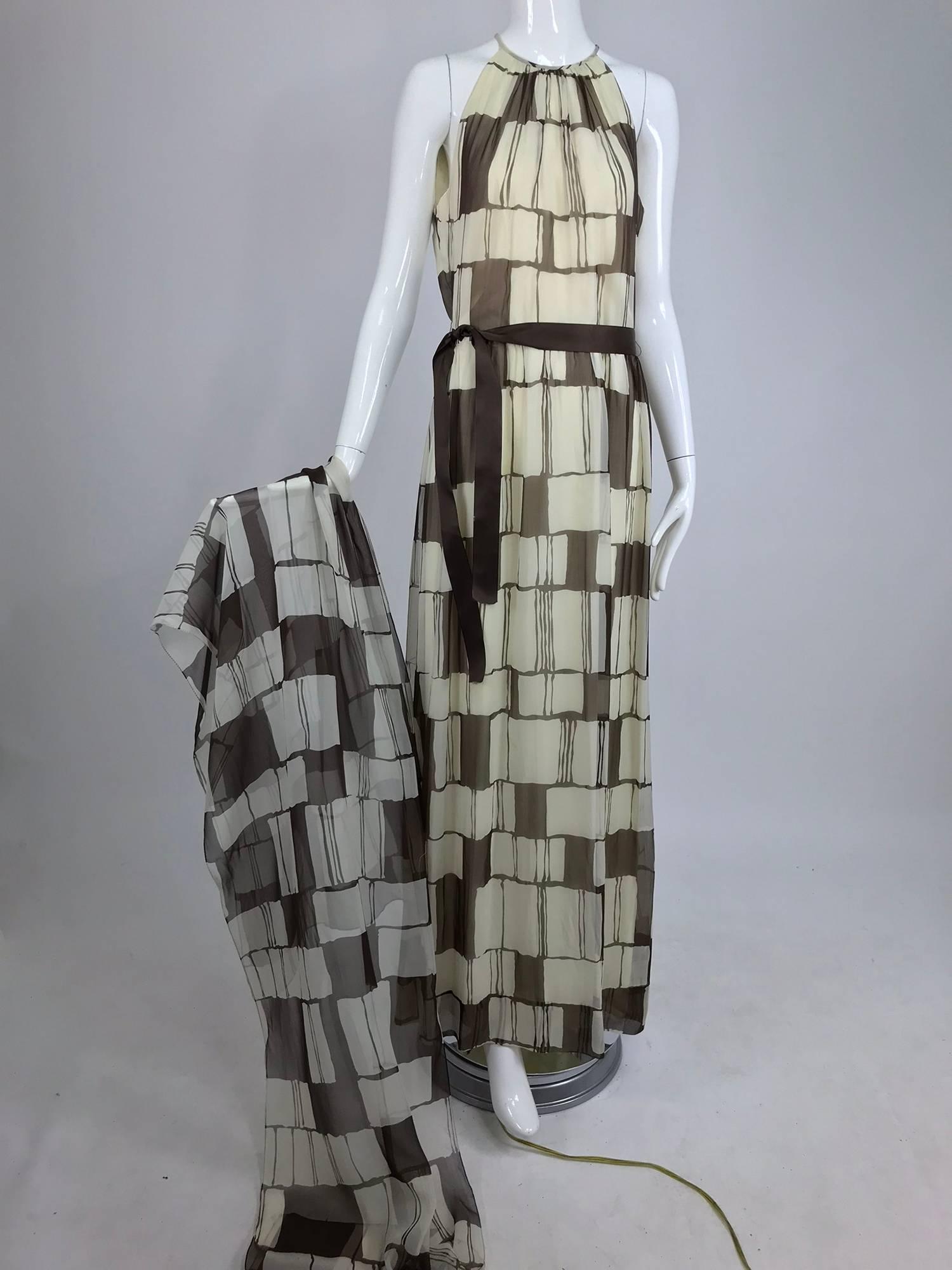 Adele Simpson - Robe longue dos nu en mousseline de soie marron et blanche, années 1970 en vente 9