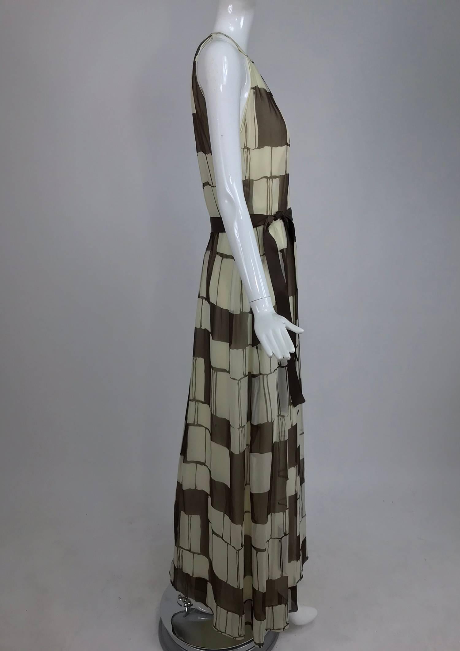 Gris Adele Simpson - Robe longue dos nu en mousseline de soie marron et blanche, années 1970 en vente