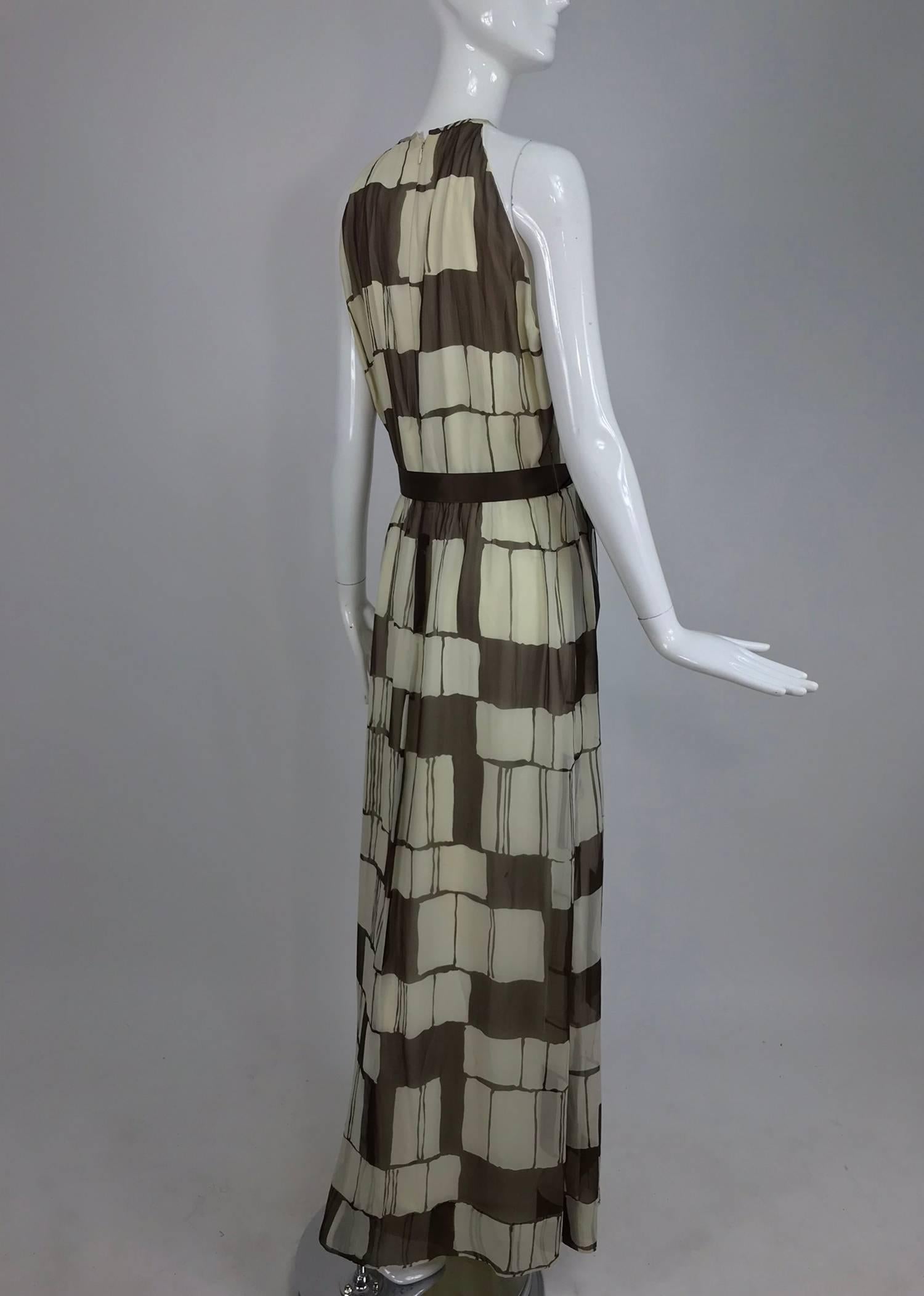 Adele Simpson - Robe longue dos nu en mousseline de soie marron et blanche, années 1970 Excellent état - En vente à West Palm Beach, FL