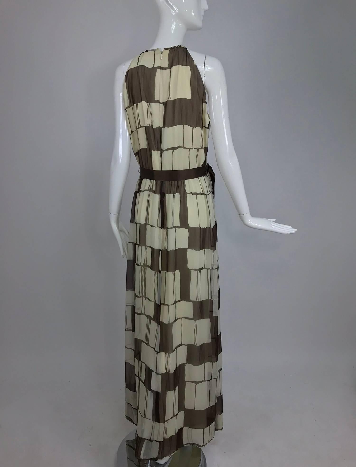 Adele Simpson - Robe longue dos nu en mousseline de soie marron et blanche, années 1970 Pour femmes en vente