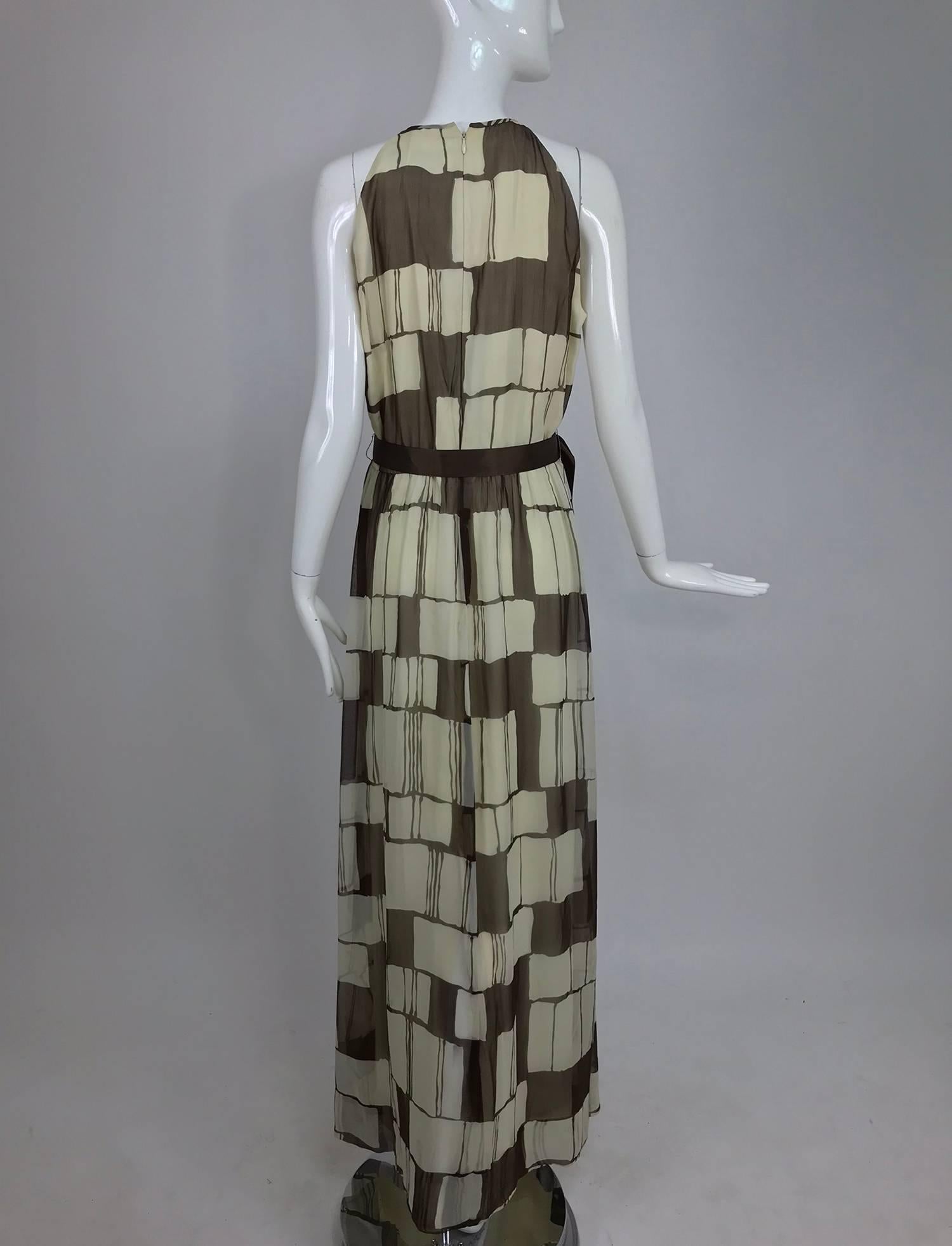 Adele Simpson - Robe longue dos nu en mousseline de soie marron et blanche, années 1970 en vente 1