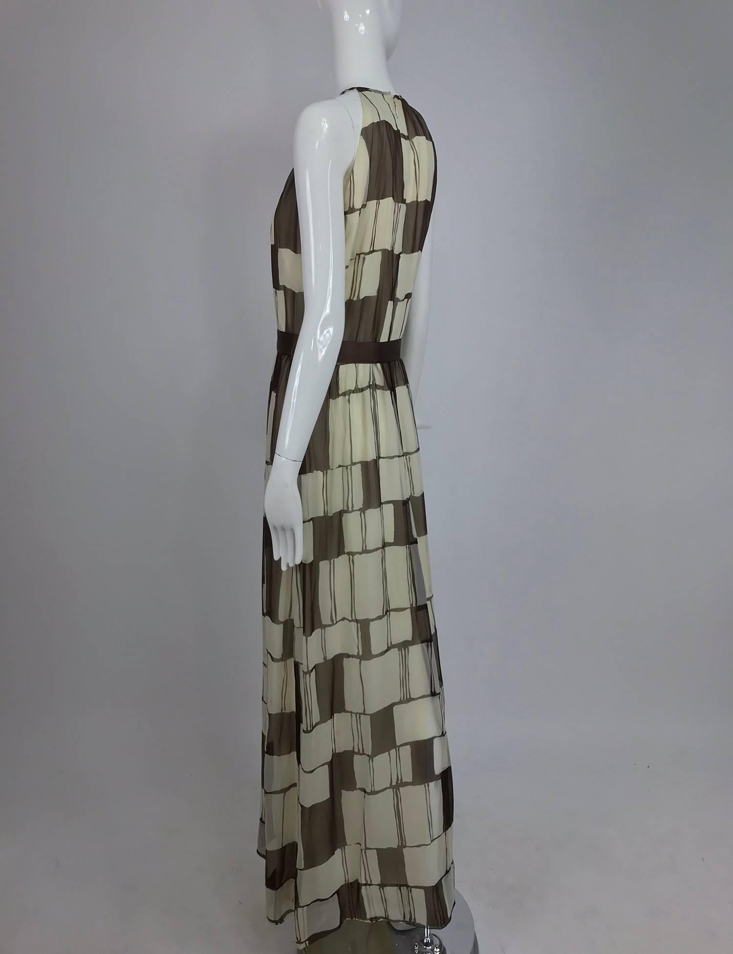 Adele Simpson - Robe longue dos nu en mousseline de soie marron et blanche, années 1970 en vente 3