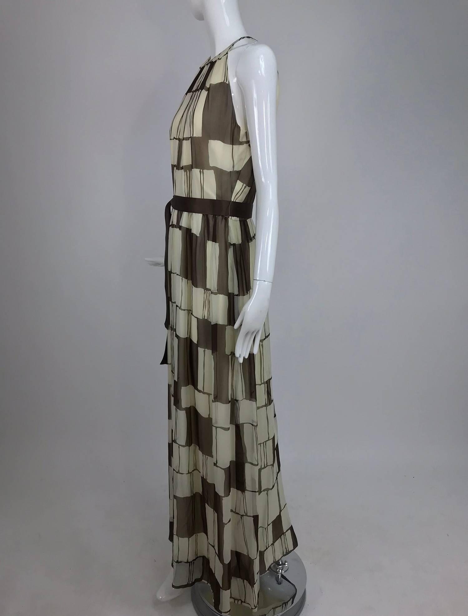 Adele Simpson - Robe longue dos nu en mousseline de soie marron et blanche, années 1970 en vente 4