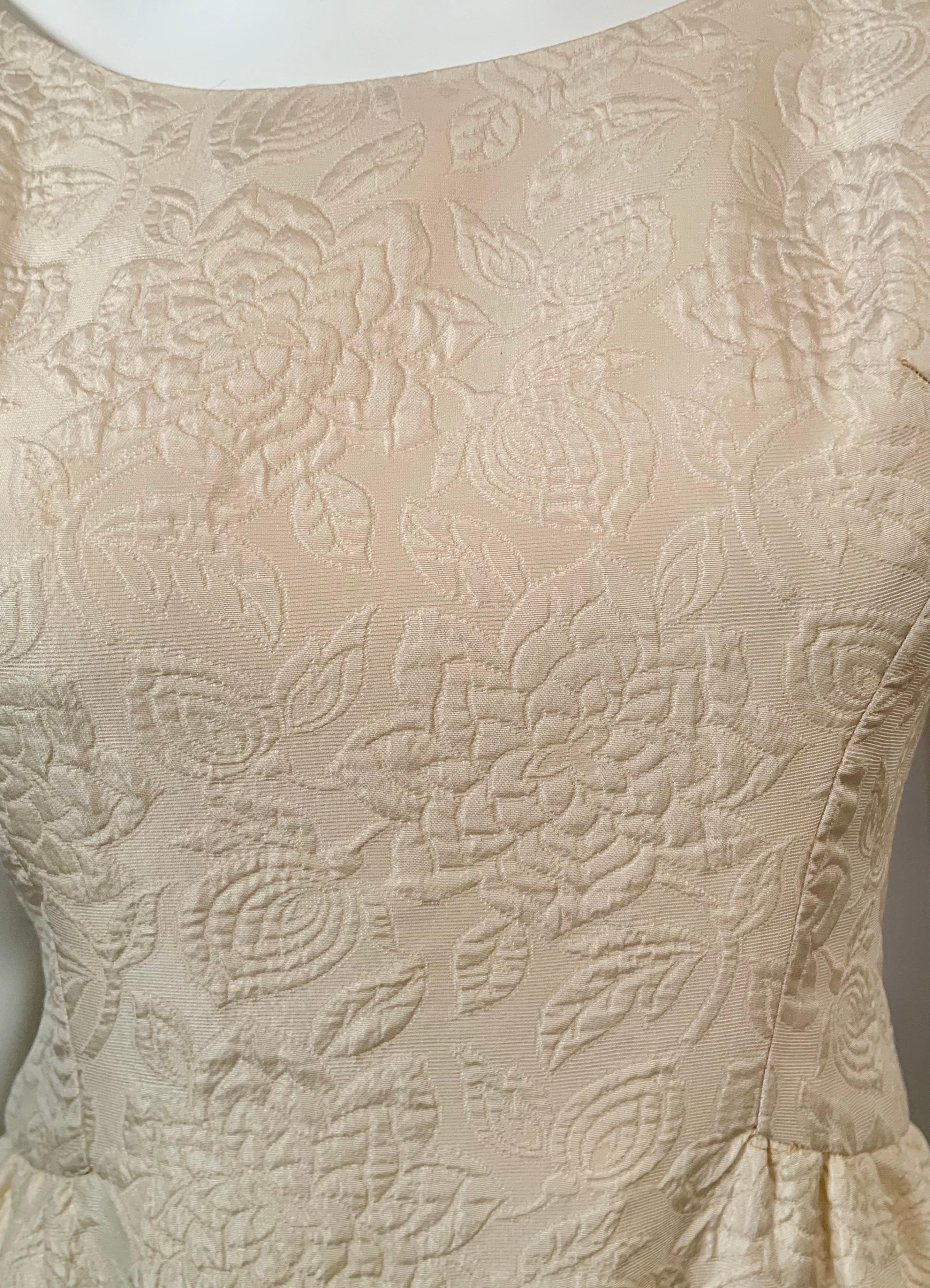 Adele Simpson Cremefarbenes Kleid und Jacke aus geblümter Matelasse aus Seide For Saks Fifth Avenue (Beige) im Angebot