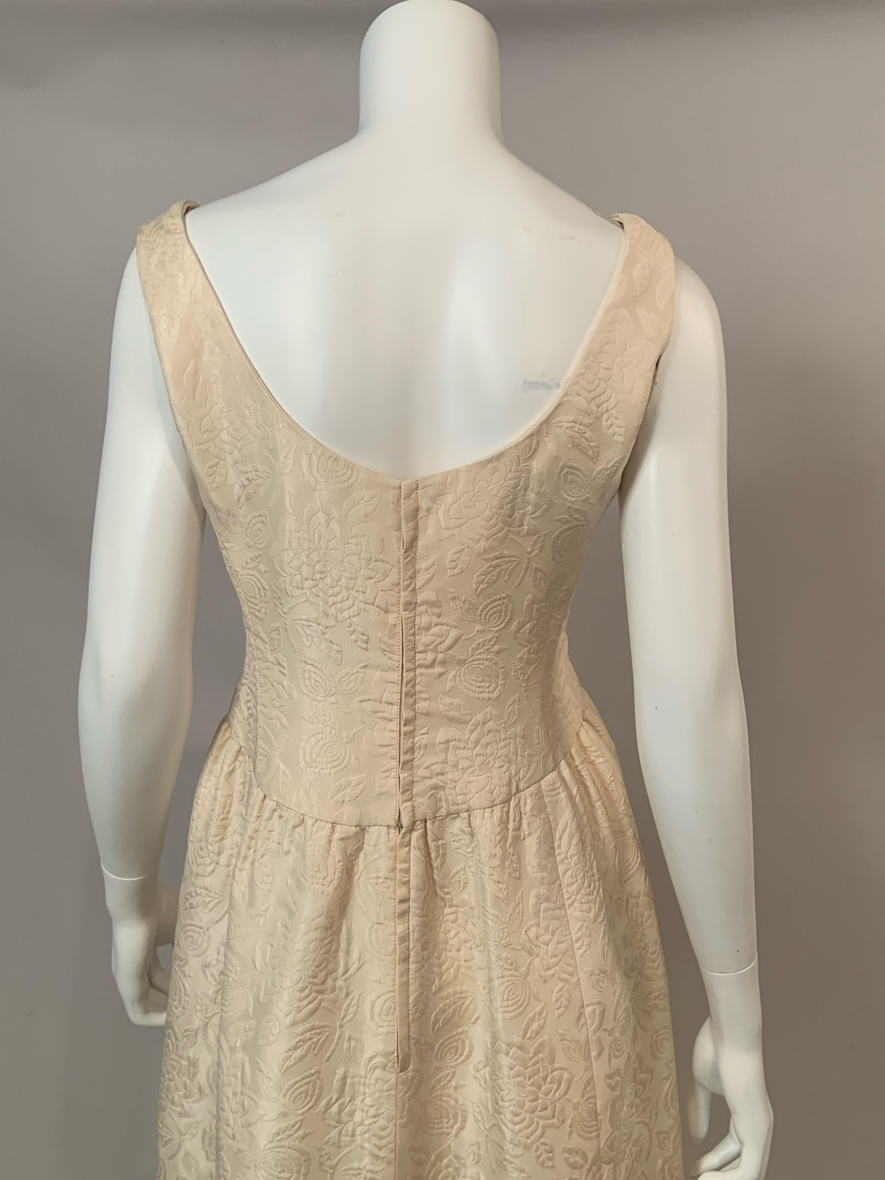 Adele Simpson Cremefarbenes Kleid und Jacke aus geblümter Matelasse aus Seide For Saks Fifth Avenue im Angebot 1