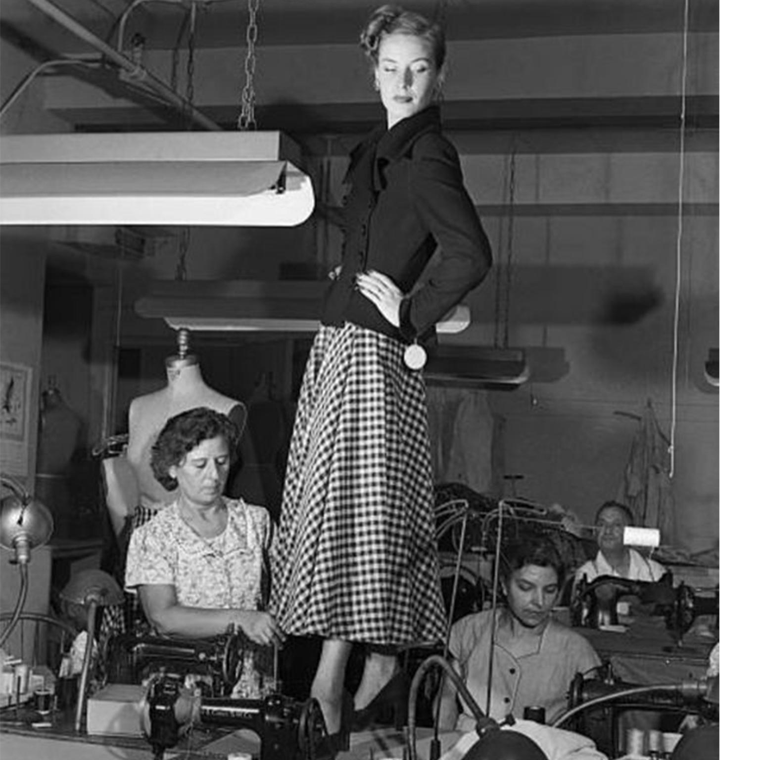 Il s'agit d'une documenté, rare vintage des années 1940 Simpson jupe et veste est dans une luxueuse laine noire. Cette veste flatteuse à double boutonnage est dotée d'un col cranté exagéré, de pad aux épaules pour la structure et d'une taille