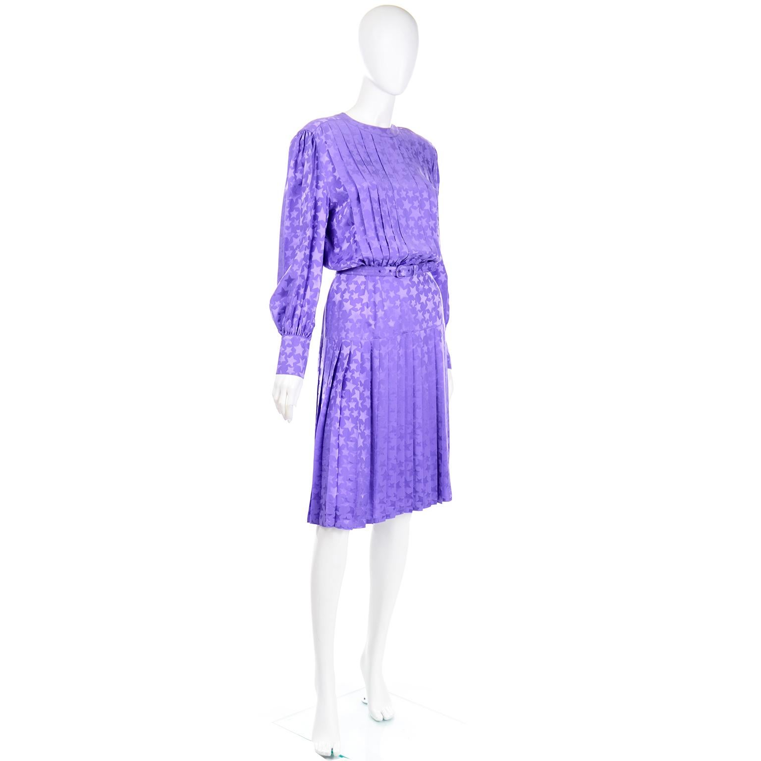 Adele Simpson Vestido vintage de seda púrpura con estampado de estrellas de los años 80 y cinturón Púrpura