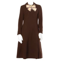 Adele Simpson: Vintage-Kleid aus braunem Krepp mit gestreifter Ascot-Fliege, 1960er Jahre