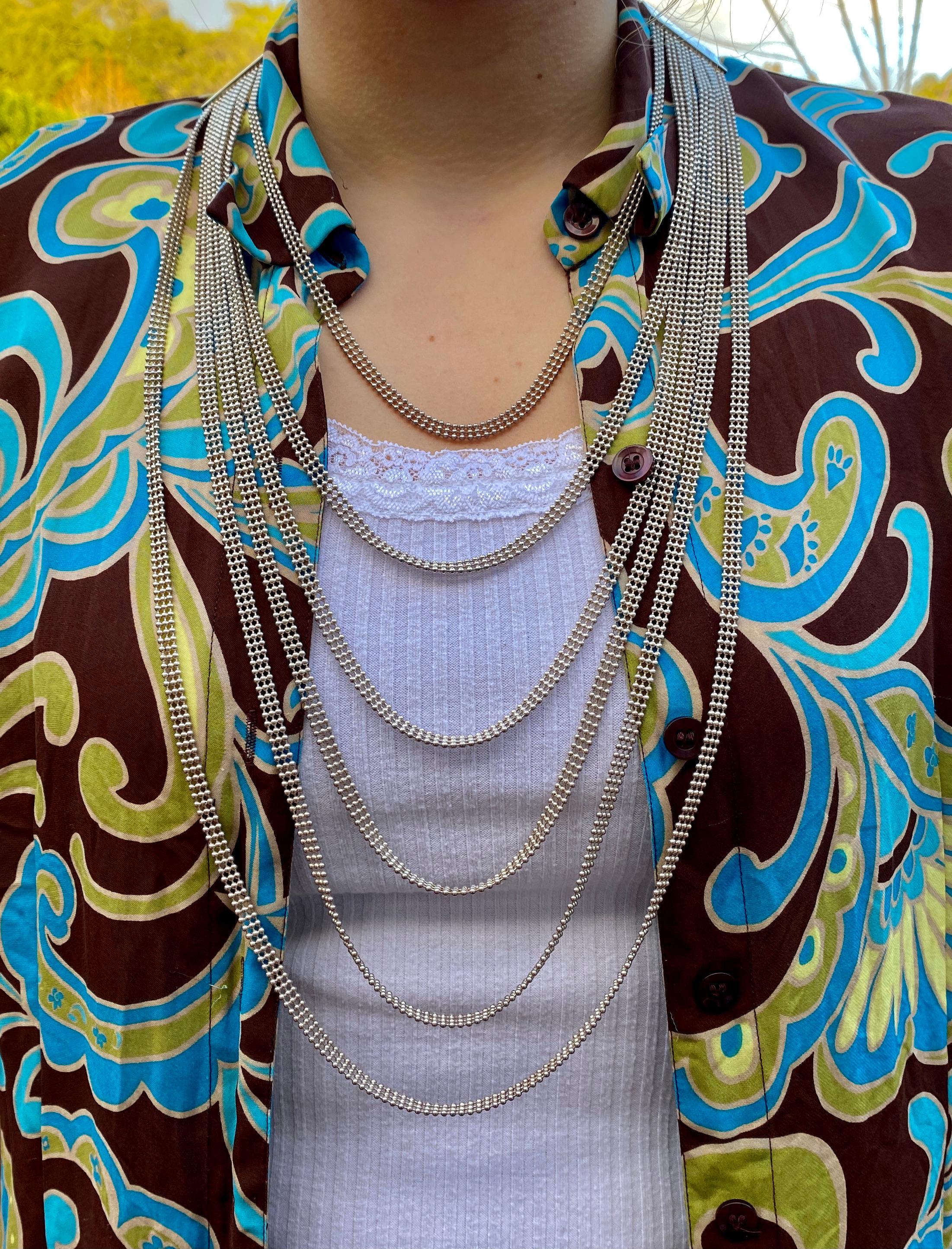 Una collana straordinaria e contemporanea realizzata dalla designer emergente Adeline Cacheux per Christofle.

Realizzata in argento sterling, la collana, chiamata 